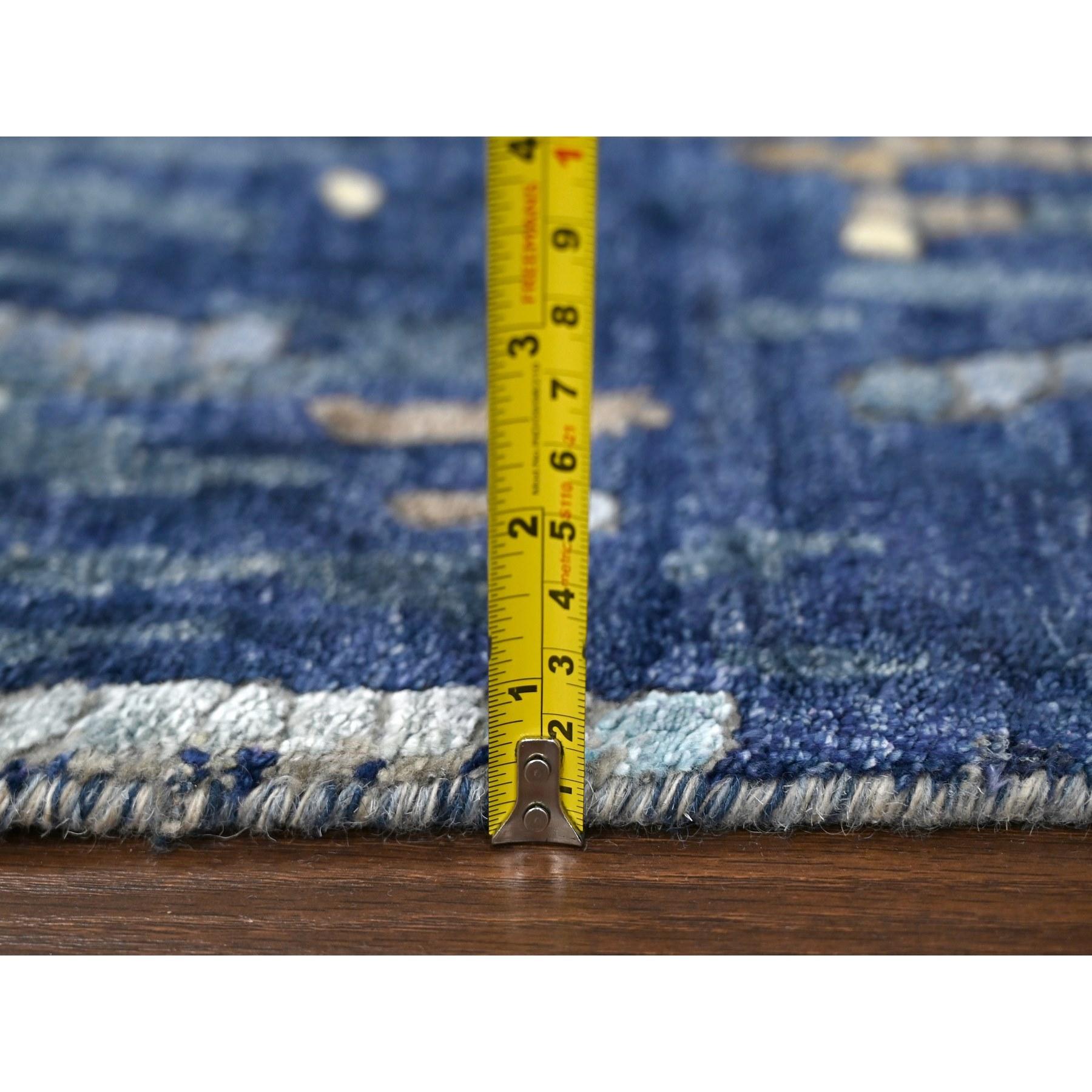 XXI secolo e contemporaneo Tappeto Runner XL in lana e seta con disegno a mosaico blu di Prussia annodato a mano 2'6 