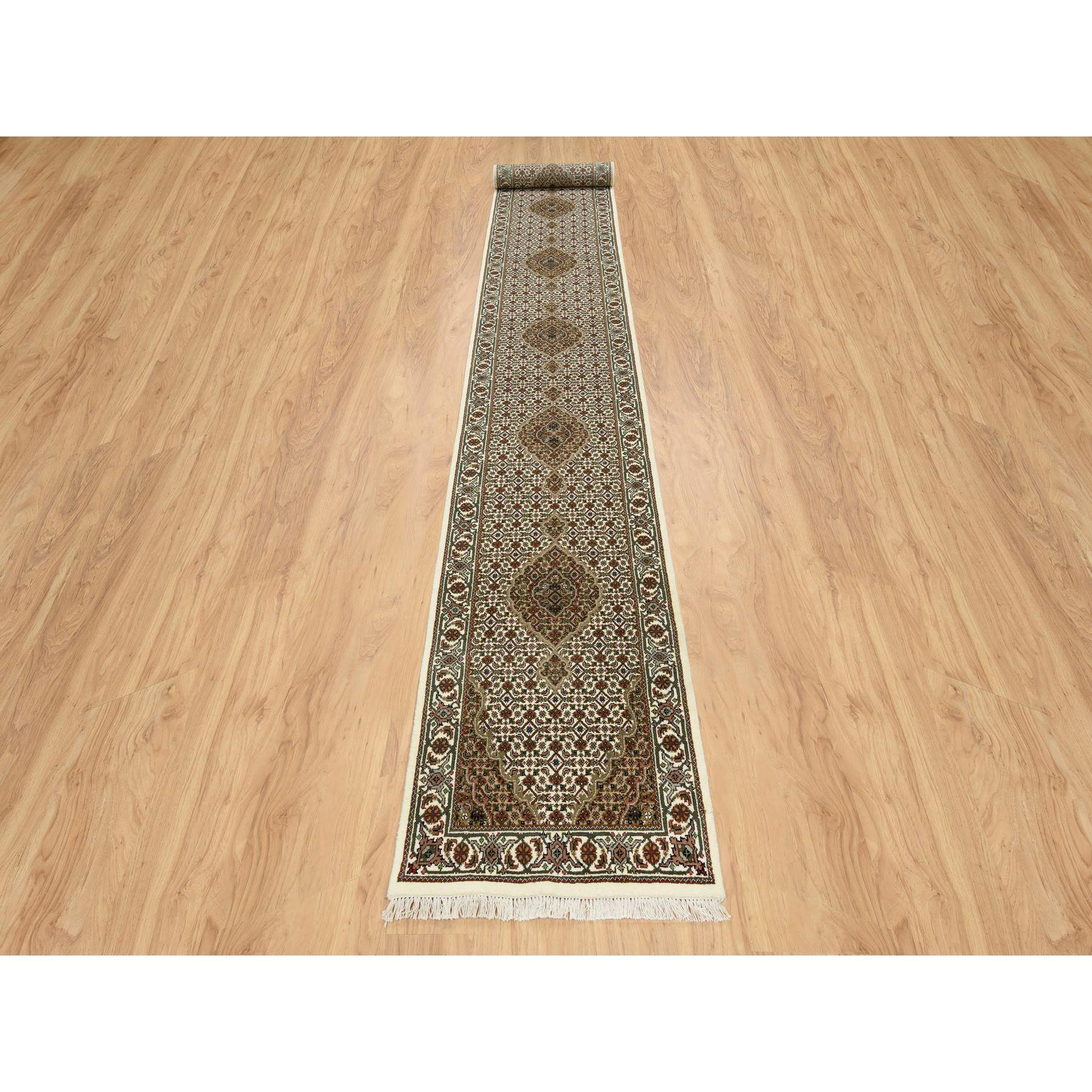 Elfenbein, Tabriz Mahi mit Fisch Medaillon Design, 175 KPSI, Reine Wolle, Handgeknüpft, Läufer Orientteppich
Primäre MATERIALIEN: Wolle
Latex: Kein Flor 
Höhe: 0,25 Zoll
Stil: Traditionell
Grundfarbe: Elfenbein
Sekundäre Farben: Steingrau, Rostrot,