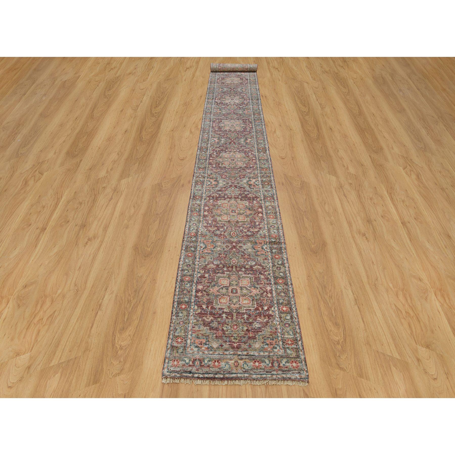 Il s'agit d'un véritable tapis oriental Heriz Revival en pure laine, noué à la main, unique en son genre. Il a été noué pendant des mois et des mois selon des techniques de tissage séculaires par des artisans experts.
Matières premières :