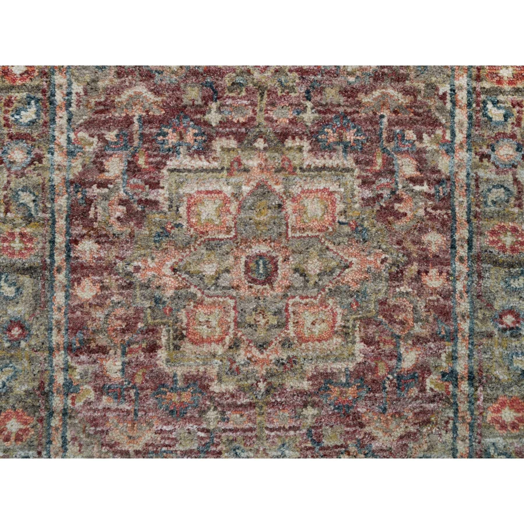 Noué à la main Tapis de couloir oriental rouge et doux Heriz Revival noué à la main 2'6