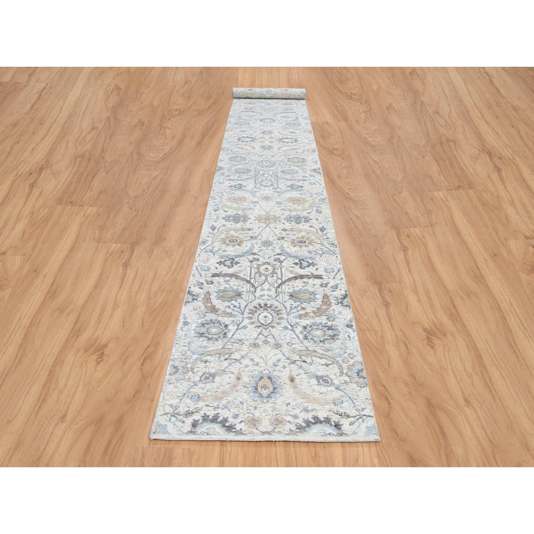 Dies ist eine wirklich echte one-of-a-kind Elfenbein und blaue Seide mit strukturierter Wolle handgeknüpft, Sichel Blatt Design weichen Flor, XL Läufer Orientteppich. Es wurde monatelang von erfahrenen Kunsthandwerkern in jahrhundertealten