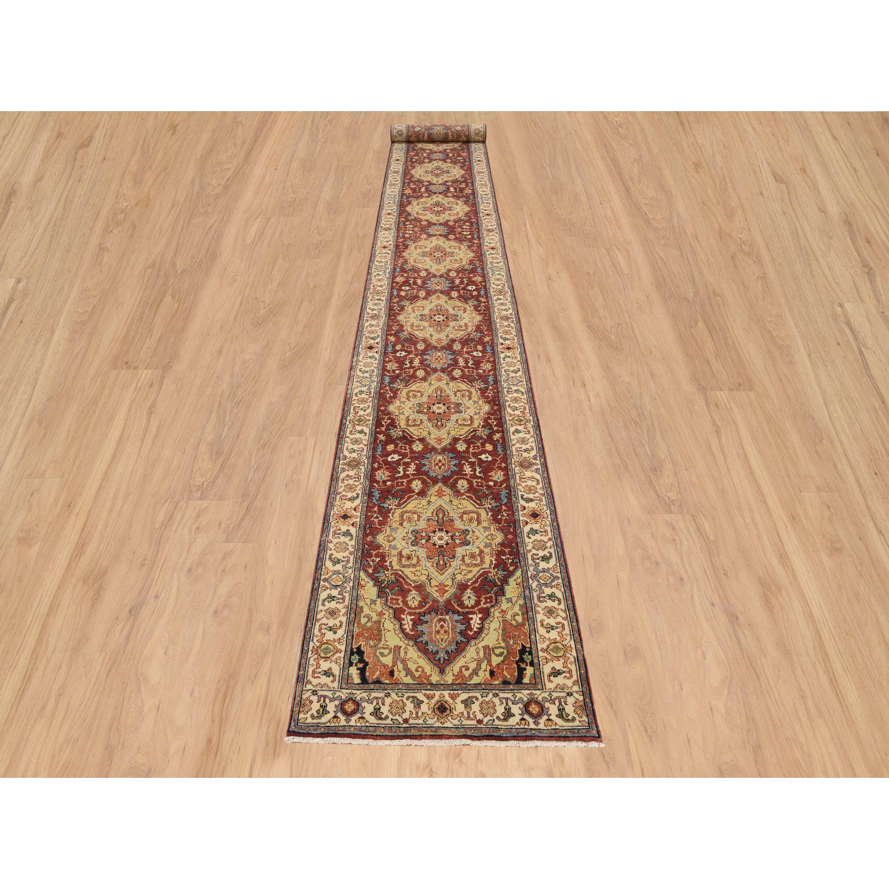 Dies ist eine wirklich echte one-of-a-kind Terrakotta rot, handgesponnene Wolle handgeknüpft, Antiqued Fine Heriz Re-Kreation, dicht gewebt natürlichen Farben, XL Läufer Orientteppich. Es wurde über Monate hinweg in jahrhundertealter Webkunst