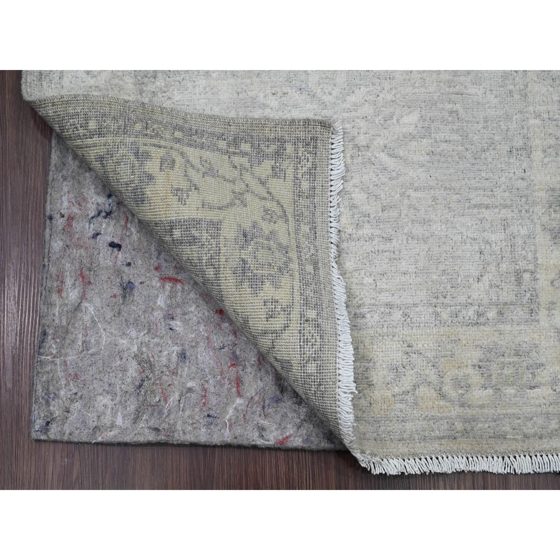 Gris moyen, Peshawar délavé avec design Heriz, laine de haute montagne, densément tissé, noué à la main, teintures végétales, couloir XL, tapis d'Orient
Matières premières : Laine
Latex : Pas de poils 
hauteur : 0,25 pouces
Style :