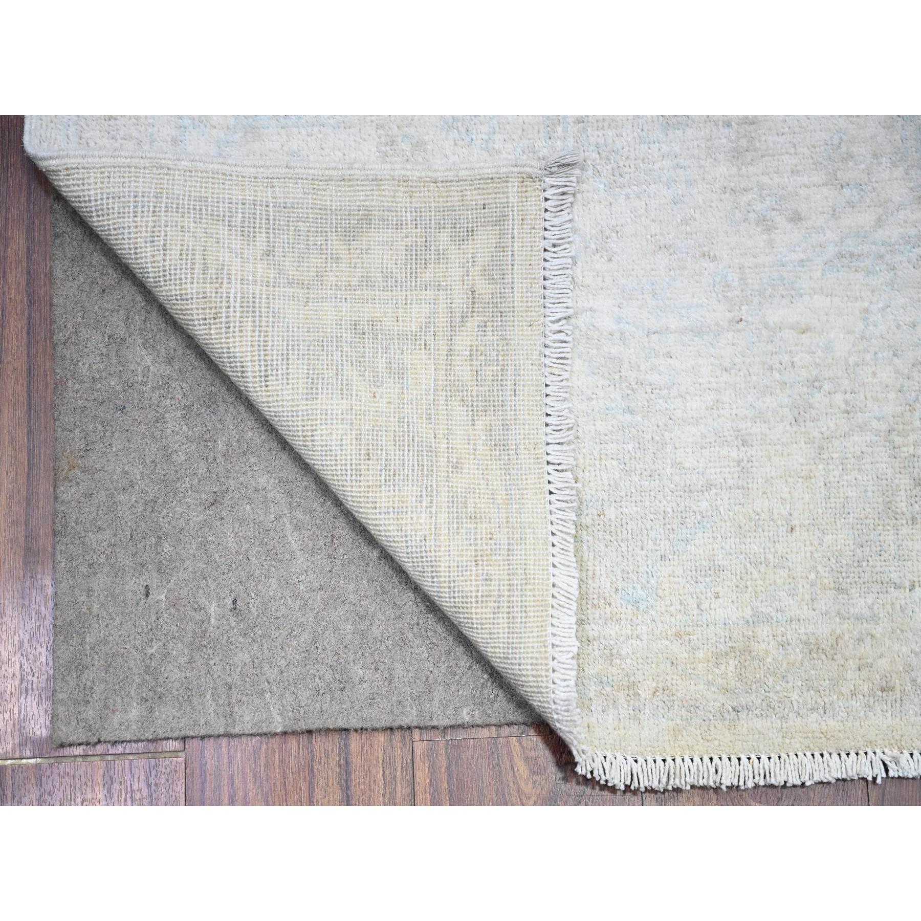 Dies ist ein echter, einzigartiger White Wash Peshawar, handgeknüpft, reine Wolle, Orientteppich. Es wurde monatelang von erfahrenen Kunsthandwerkern in jahrhundertealten Webtechniken geknüpft.
Primäre MATERIALIEN: Wolle
Latex: Kein Flor 
Höhe: 0,25