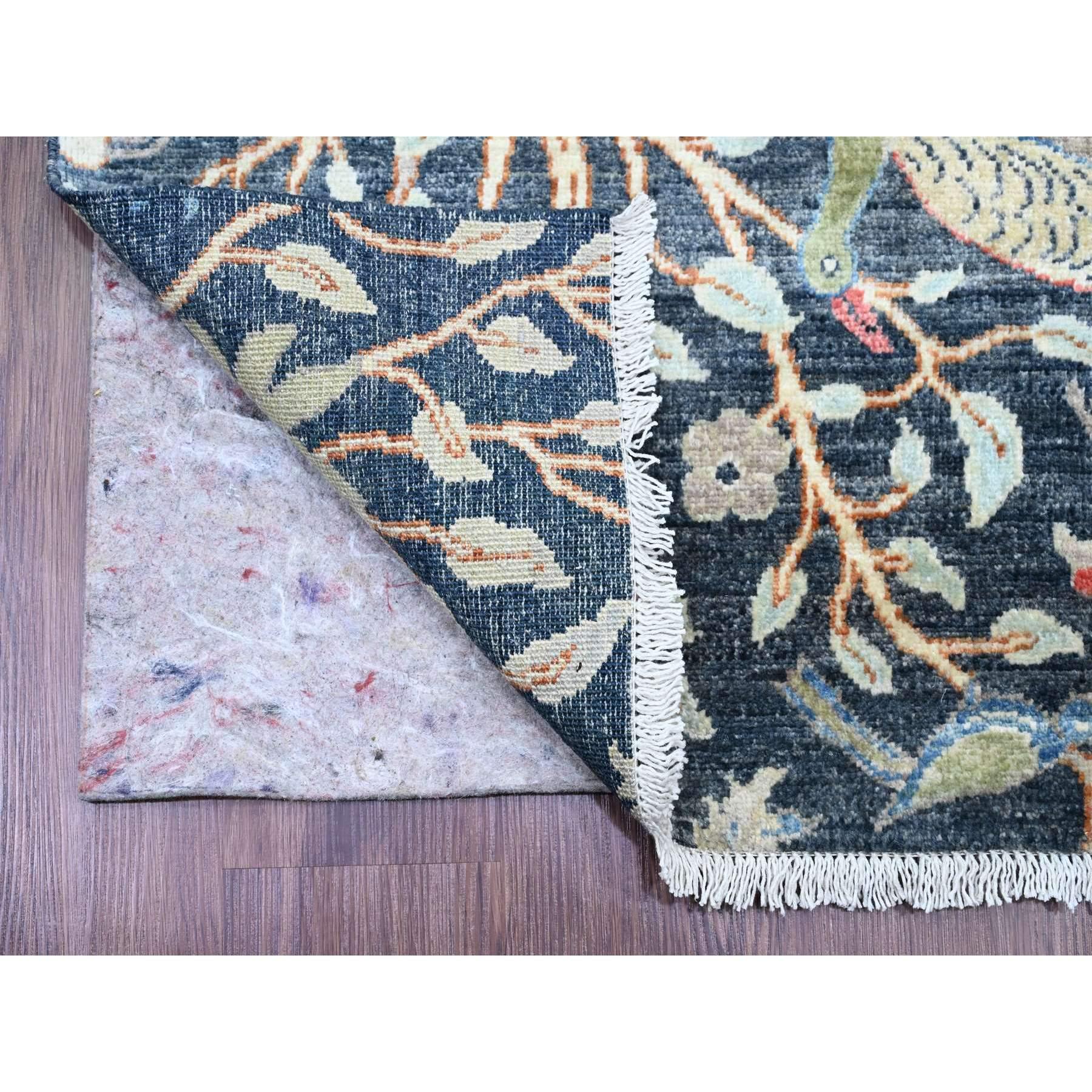 Spruce Blue, Afghan Peshawar Birds of Paradise Tree of Life Design, noué à la main, teintures naturelles, laine veloutée, couloir XL, tapis d'Orient
Matières premières : Laine
Latex : Pas de poils 
hauteur : 0,25 pouces
Style : Transitionnel
Couleur