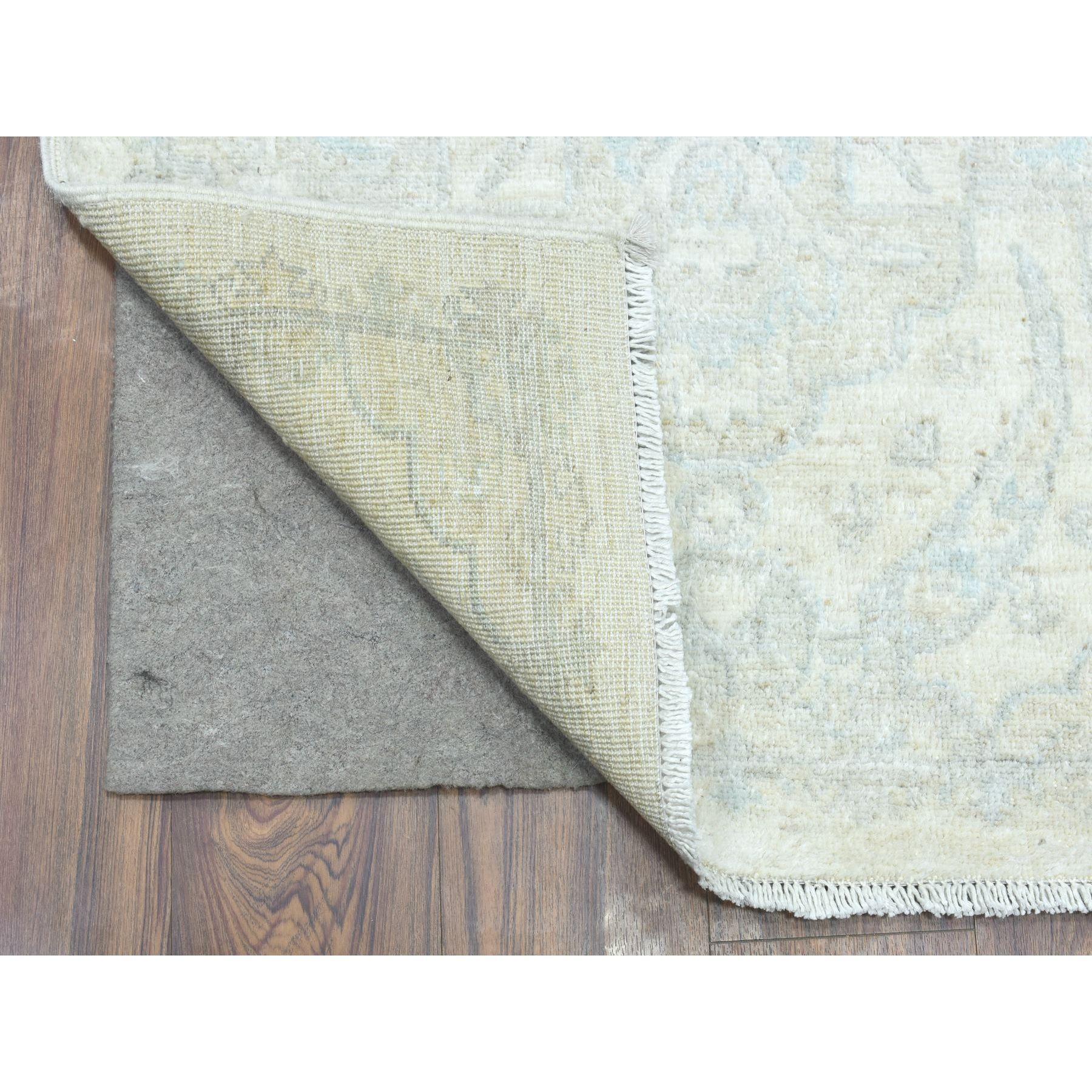 Dies ist eine wirklich echte one-of-a-kind Elfenbein, weich und glänzend Wolle handgeknüpft, White Wash Peshawar natürlichen Farben, XL Läufer Orientteppich. Es wurde monatelang von erfahrenen Kunsthandwerkern in jahrhundertealten Webtechniken