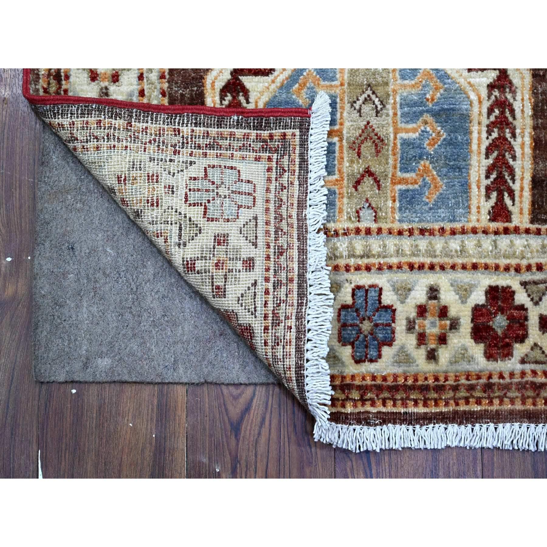 Il s'agit d'un véritable tapis d'Orient en laine pure, noué à la main, de type Afghan Super Kazak à motifs géométriques. Il a été noué pendant des mois et des mois selon des techniques de tissage séculaires par des artisans experts.
Matières