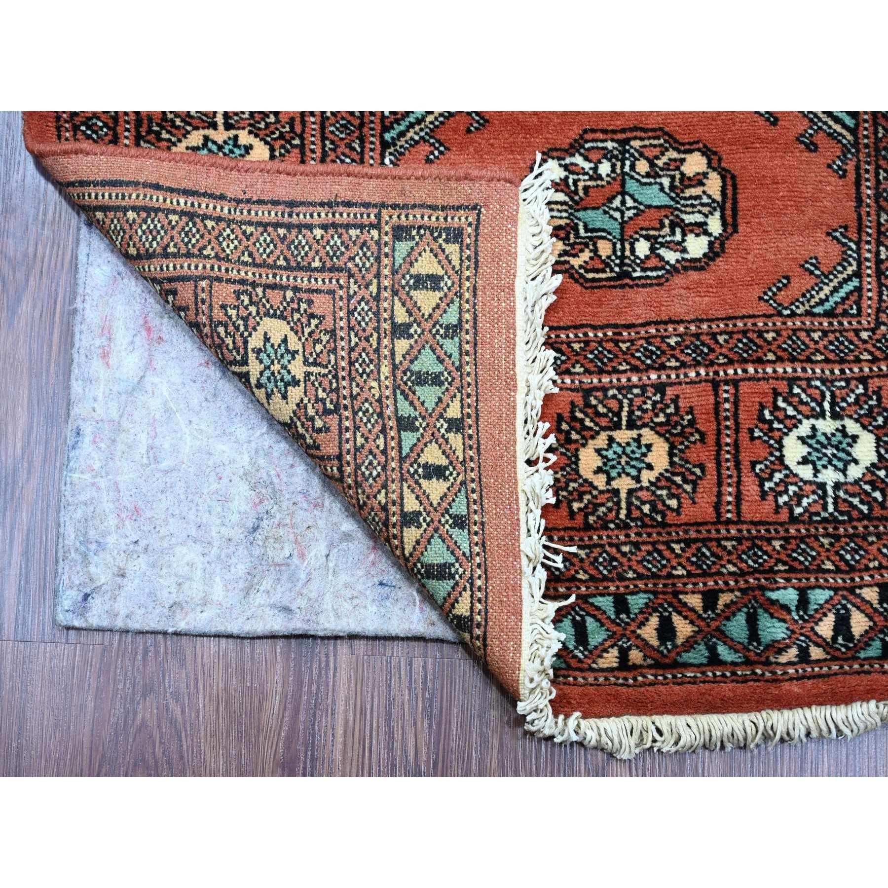Imperial Rot, Handgeknüpft, Mori Bokara mit geometrischem Medaillon-Design, Weiche Wolle, XL Läufer, Orientteppich
Primäre MATERIALIEN: Wolle
Latex: Kein Flor 
Höhe: 0,25 Zoll
Stil: Traditionell
Grundfarbe: Rot
Sekundäre Farben: Hellblau, Elfenbein,