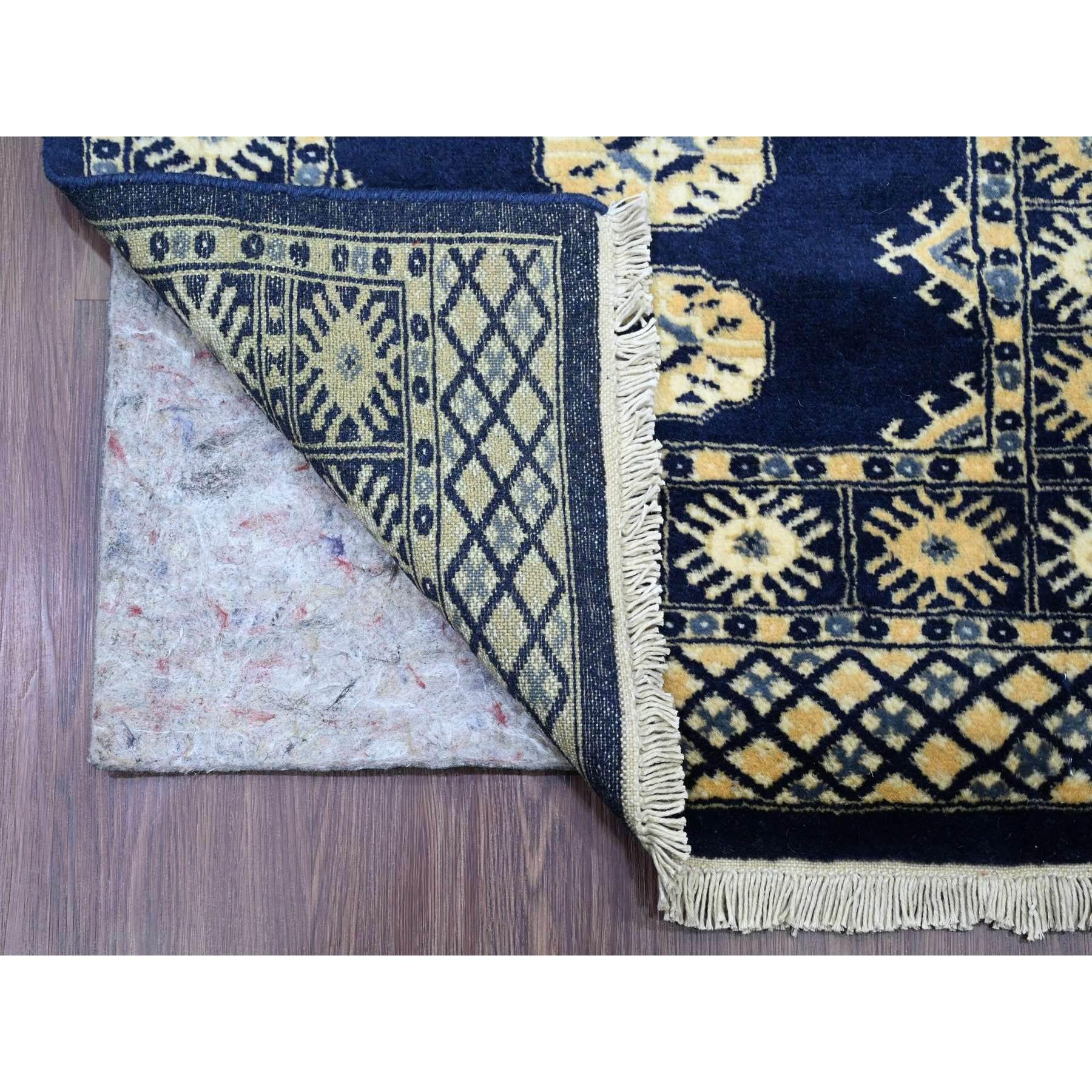 Yale Blau, Mori Bokara mit geometrischem Medaillon-Design, handgeknüpft, weicher Flor, reine Wolle, XL Läufer, Orientteppich
Primäre MATERIALIEN: Wolle
Latex: Kein Flor 
Höhe: 0,25 Zoll
Stil: Traditionell
Grundfarbe: Blau
Sekundäre Farben: