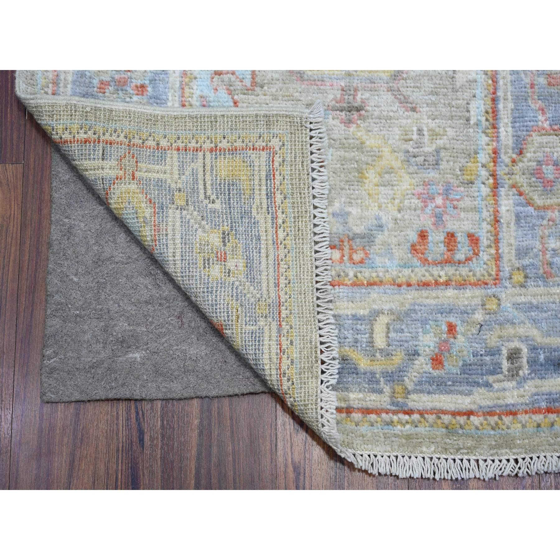 Questo è un autentico esemplare unico di Sage Gray, Afghan Angora Oushak con tinture vegetali, lana biologica annodata a mano, XL Runner Oriental Rugs. È stato annodato per mesi e mesi con tecniche di tessitura secolari da esperti