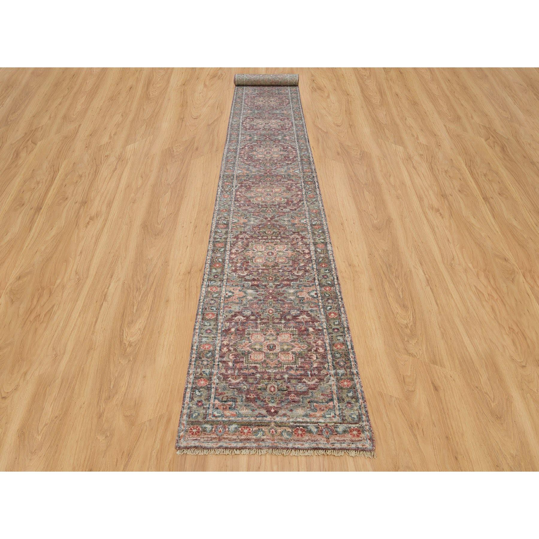 Il s'agit d'un véritable tapis oriental Heriz Revival en pure laine, noué à la main, unique en son genre. Il a été noué pendant des mois et des mois selon des techniques de tissage séculaires par des artisans experts. 
Matières premières :