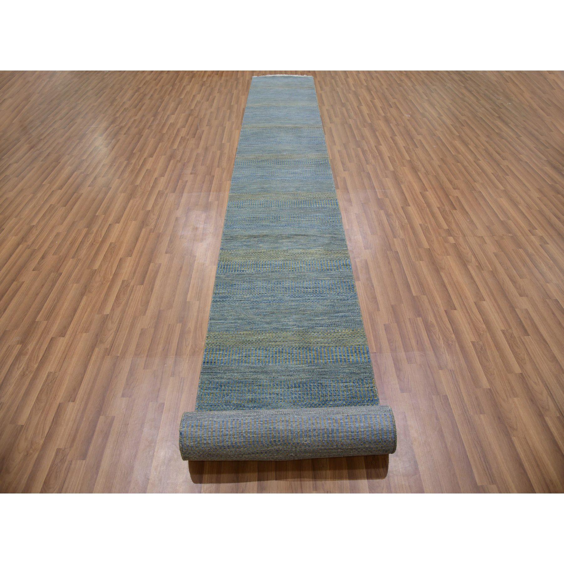Se trata de una auténtica alfombra oriental anudada a mano con diseño de hierba. Ha sido anudada durante meses y meses con técnicas artesanales de tejido centenarias por expertos artesanos.
Materiales primarios: Lana
Látex: Sin pelo 
altura: 0,25