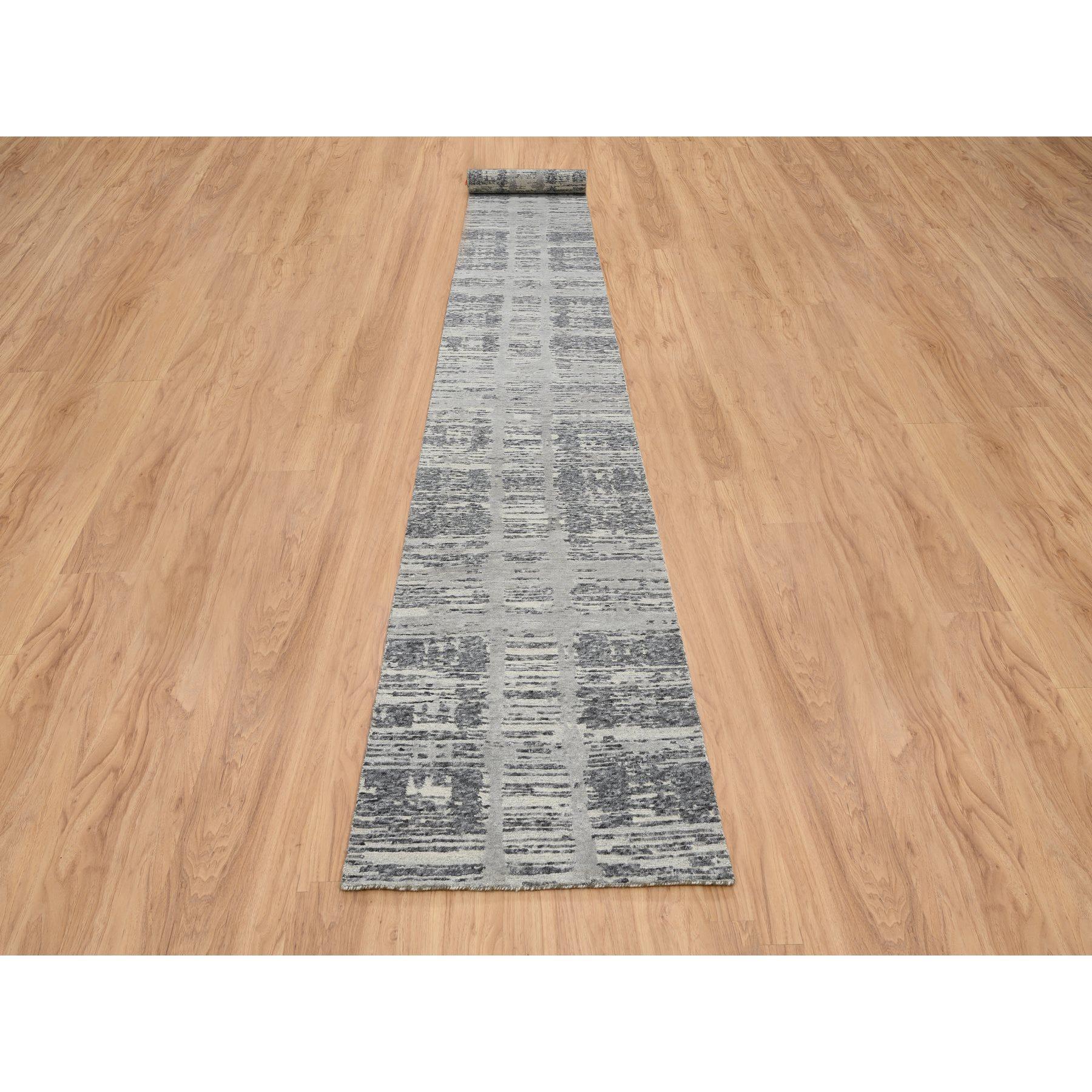 Dies ist eine wirklich echte one-of-a-kind Light Gray, Modern Design, Hand Spun ungefärbt natürliche Wolle, handgeknüpft, XL Läufer Orientteppich. Es wurde monatelang in jahrhundertealten Webtechniken von erfahrenen Kunsthandwerkern