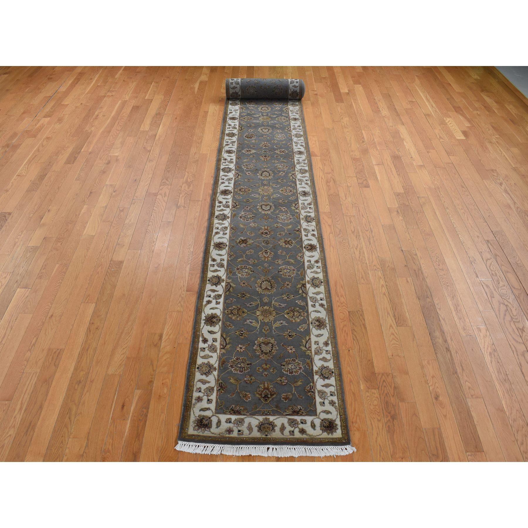 Carbon Grau, Rajasthan Design, Wolle und Seide, Handgeknüpft, XL Läufer Orientteppich
Primäre MATERIALIEN: Wolle & Seide
Latex: Kein Flor 
Höhe: 0,25 Zoll
Stil: Traditionell
Grundfarbe: Grau
Sekundäre Farben: Braun, Grün, Schwarz, Rot
Muster: