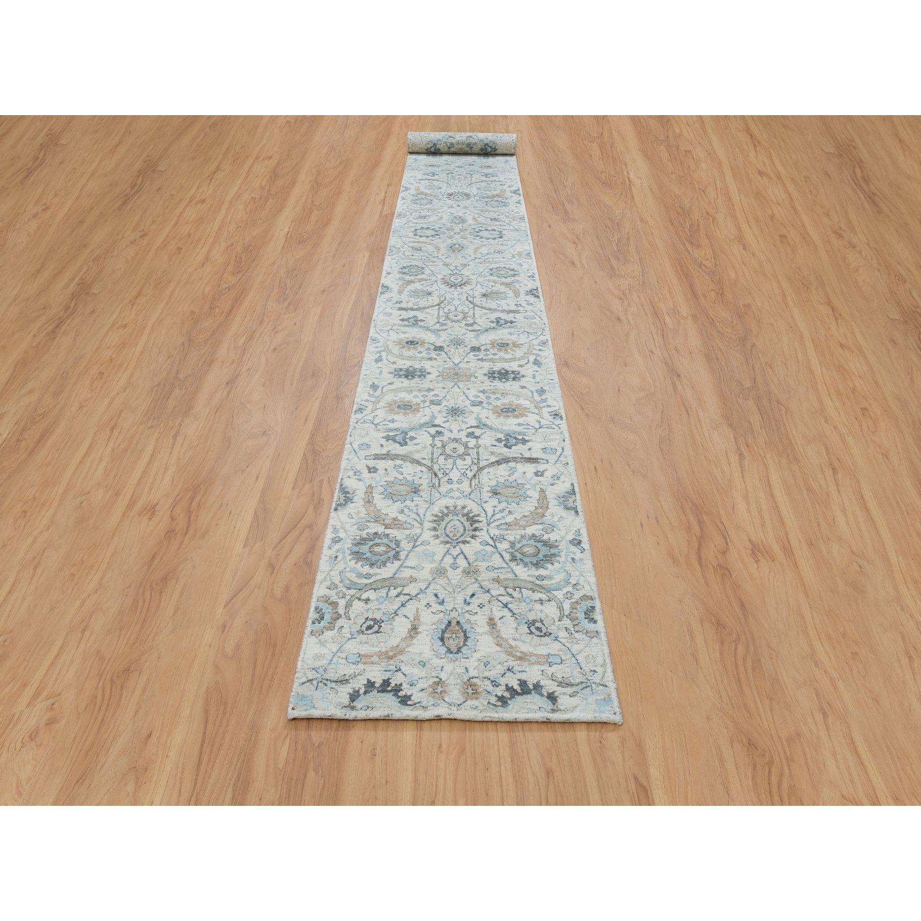 Si tratta di un autentico esemplare unico di tappeto orientale avorio, con design a foglie di falce, a pelo morbido, in seta e lana testurizzata, annodato a mano, XL Runner. È stato annodato per mesi e mesi con tecniche di tessitura secolari da