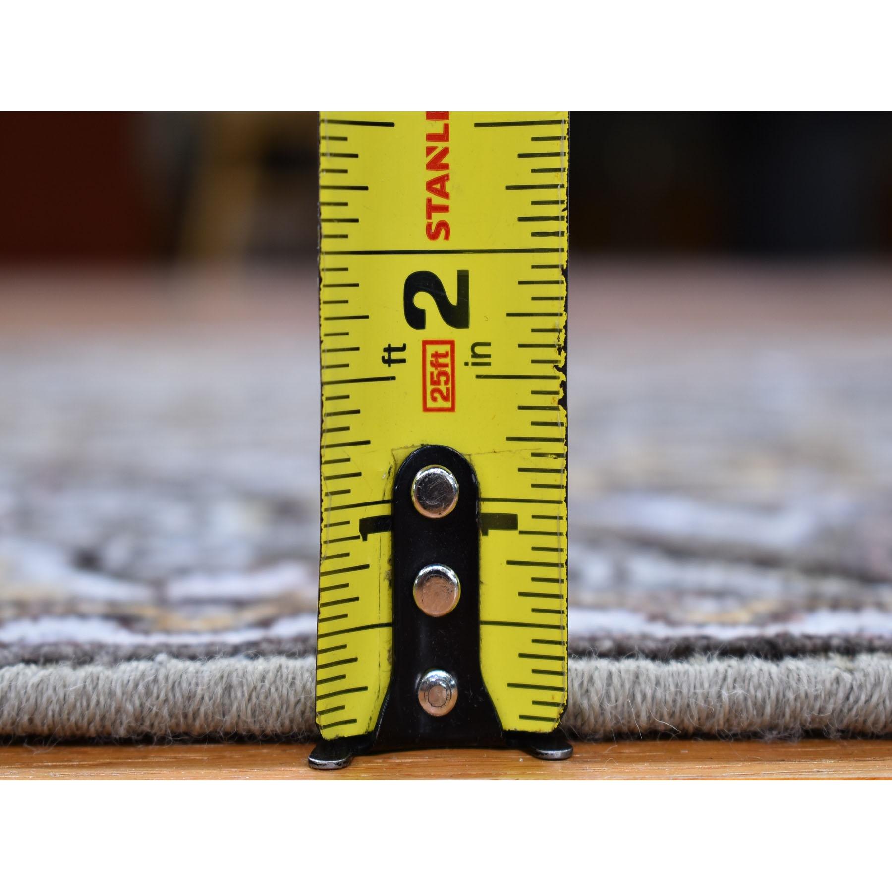 XXI secolo e contemporaneo Tappeto Runner XL in lana e seta marrone e grigio di ispirazione Mughal 2'6 