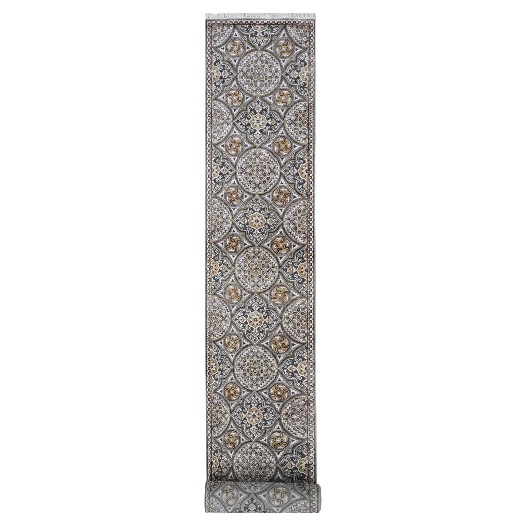 Tappeto Runner XL in lana e seta marrone e grigio di ispirazione Mughal 2'6 "x20'5" in vendita