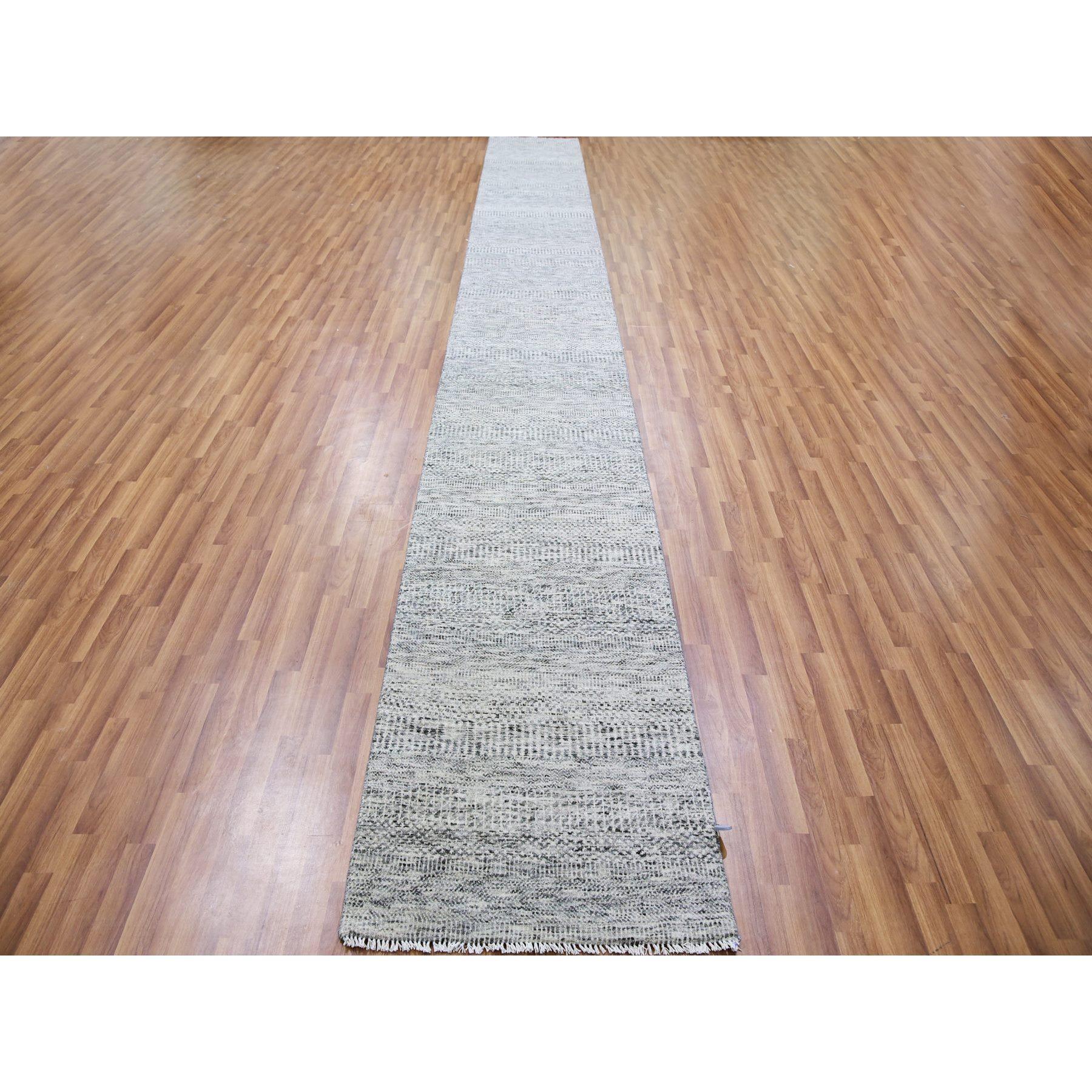 Il s'agit d'un véritable tapis d'Orient non teinté, 100% laine, ton sur ton, au design moderne d'herbe, noué à la main. Il a été noué pendant des mois et des mois par des artisans selon des techniques de tissage séculaires.
Matières premières :