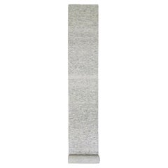 Tappeto Runner XL Harbor Gray in lana non colorata annodata a mano con disegno dell'erba