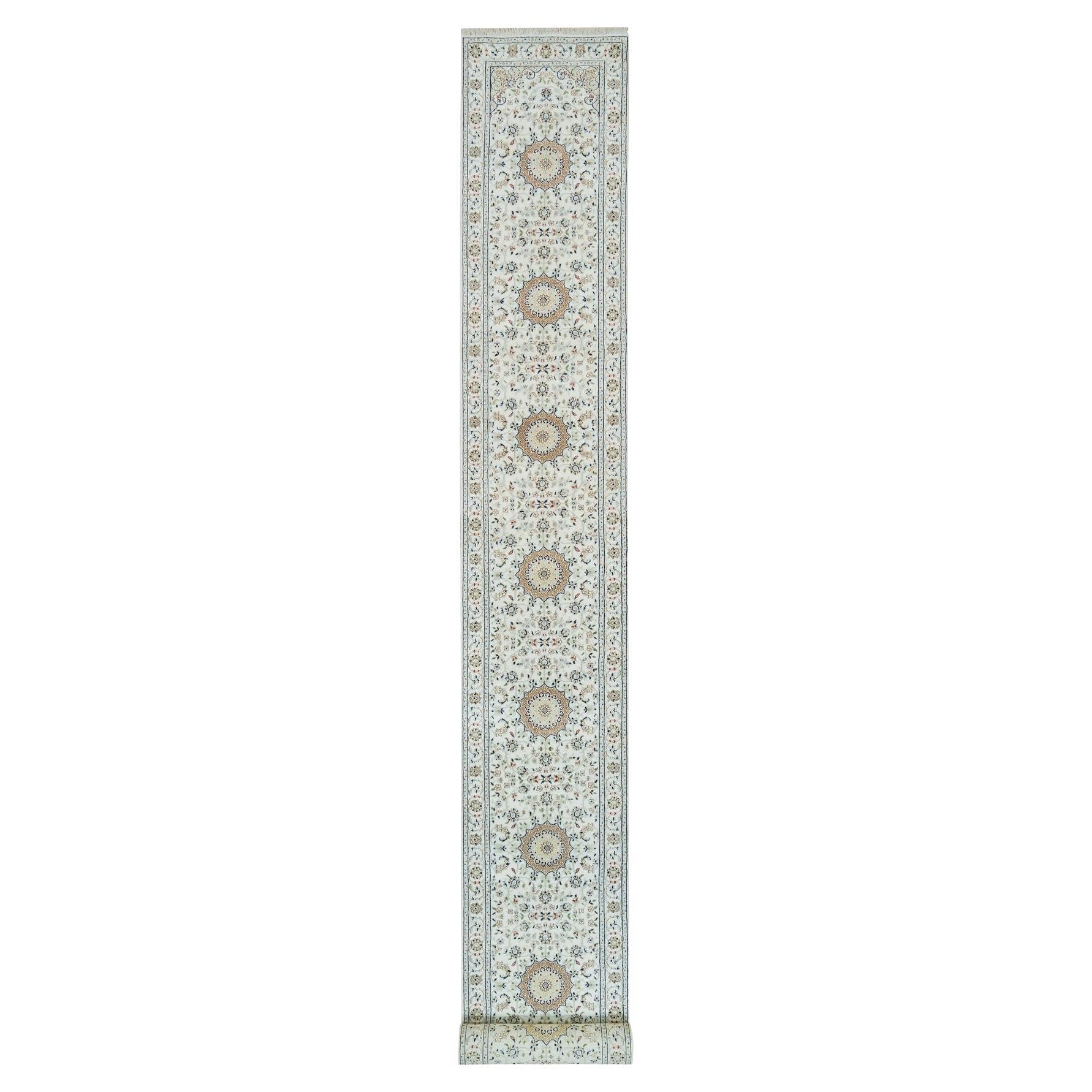 2'6"x20'6" blanc, 250 KPSI, laine douce nouée à la main, Nain Design XL en vente