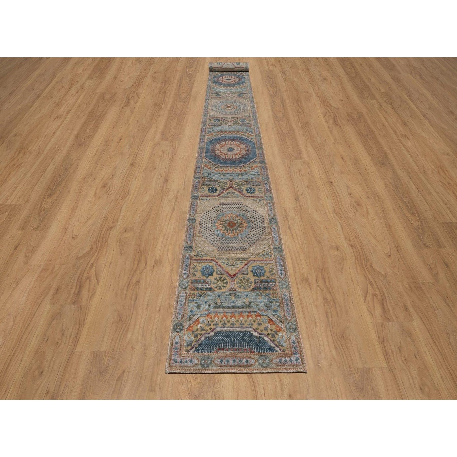 Lerche Braun, Handgeknüpft, Mamluken Design mit geometrischen Medaillons, Strukturierte Wolle und Seide, XL Läufer, Orientteppich
Primäre MATERIALIEN: Wolle & Seide
Latex: Kein Flor 
Höhe: 0,25 Zoll
Stil: Traditionell
Grundfarbe: Braun
Sekundäre