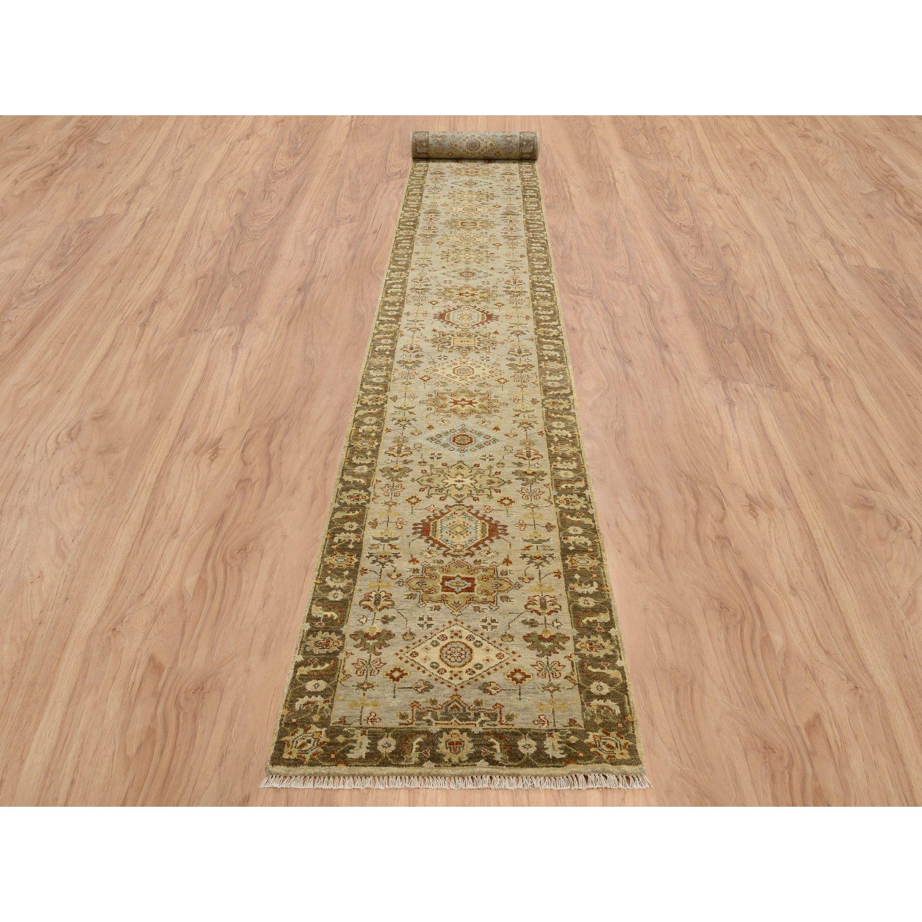 Il s'agit d'un véritable tapis oriental carré en pure laine, gris clair, noué à la main, à motif Karajeh avec médaillons tribaux. Il a été noué pendant des mois et des mois selon des techniques de tissage séculaires par des artisans