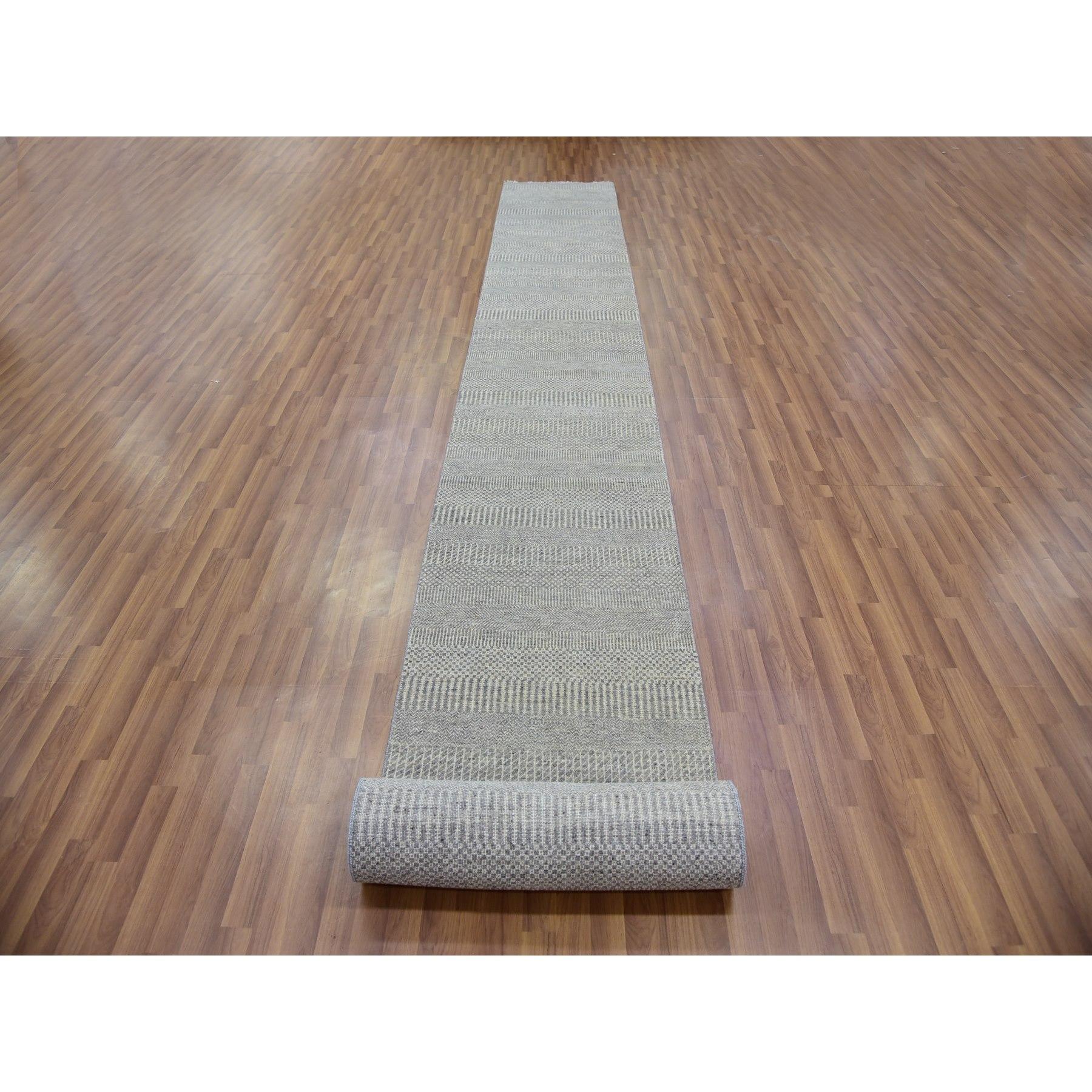 Il s'agit d'un véritable tapis d'Orient non teinté, 100% laine, ton sur ton, au design moderne d'herbe, noué à la main. Il a été noué pendant des mois et des mois par des artisans selon des techniques de tissage séculaires.
Matières premières :