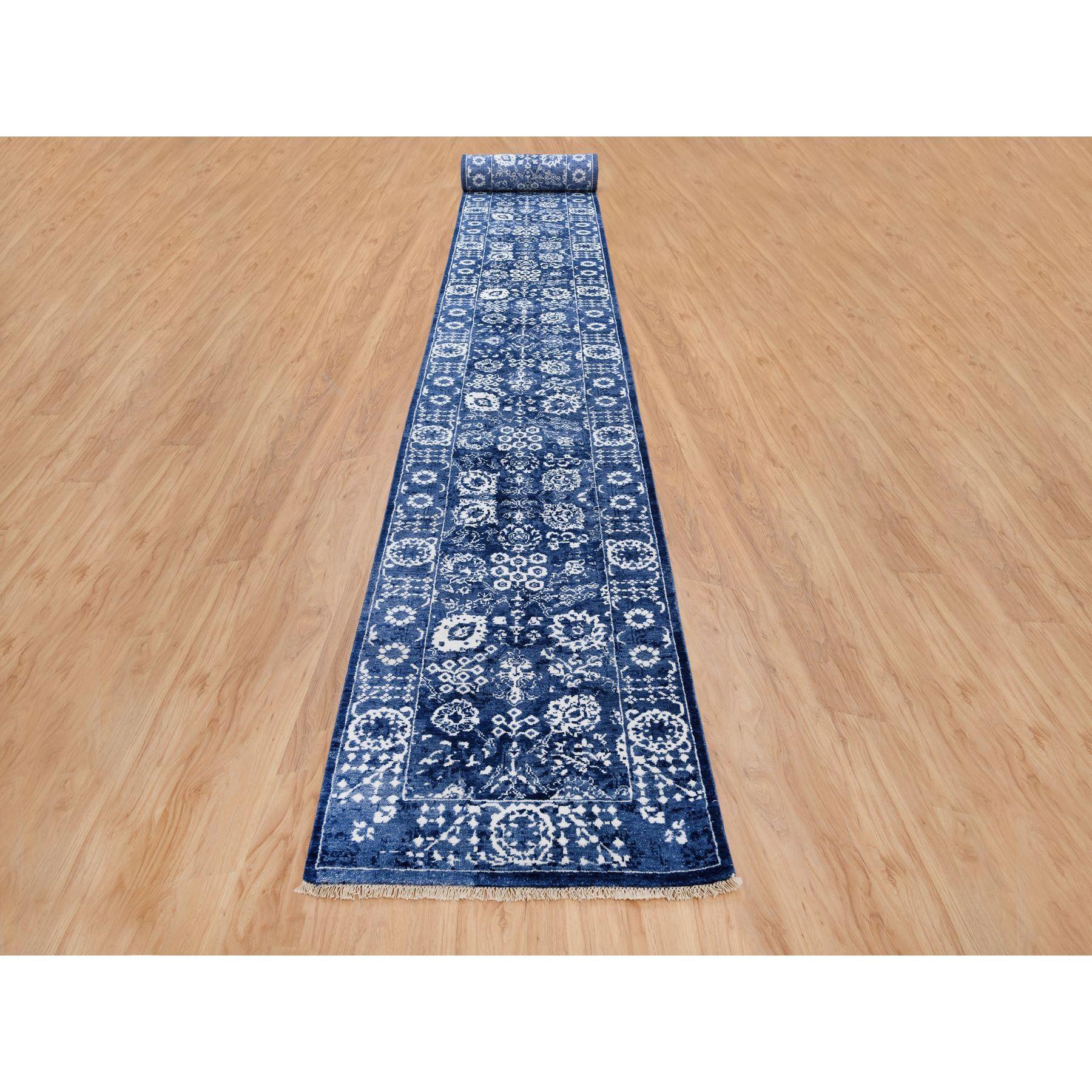 Si tratta di un autentico tappeto Runner XL orientale in lana e seta Denim Blue tono su tono Tabriz con motivi all over annodati a mano. È stato annodato per mesi e mesi con tecniche artigianali di tessitura secolari da parte di esperti.
Materiali