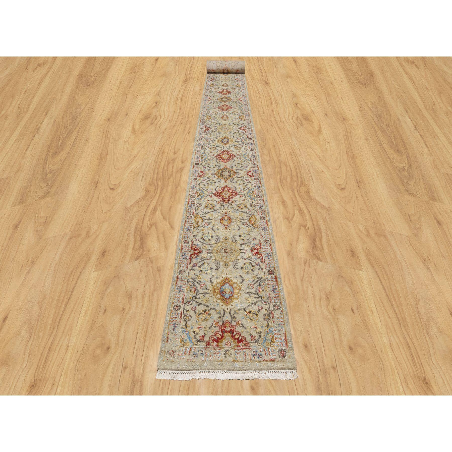 Biscoti Beige, The Sunset Rosettes, Soft Colors, Wool and Pure Silk, Hand Knotted, XL Runner, Oriental Rug
Matériaux primaires : Laine et soie
Latex : Pas de poils 
hauteur : 0,25 pouces
Style : Transitionnel
Couleur primaire : Beige
Couleurs
