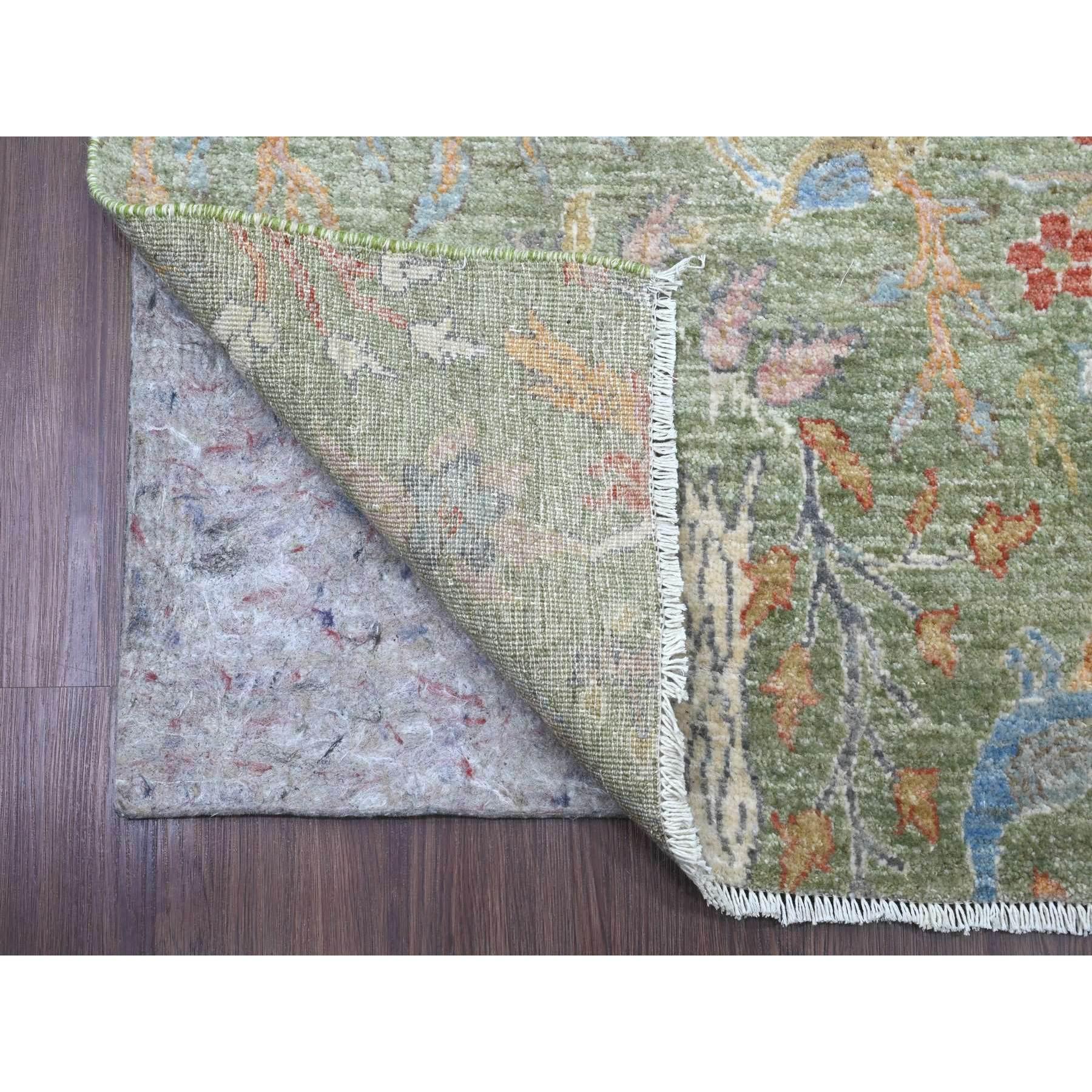 Vert mousse, Afghan Peshawar avec motifs d'oiseaux de paradis, laine douce, teintures naturelles, noué à la main, couloir XL, tapis d'Orient
Matières premières : Laine
Latex : Pas de poils 
hauteur : 0,25 pouces
Style : Transitionnel
Couleur