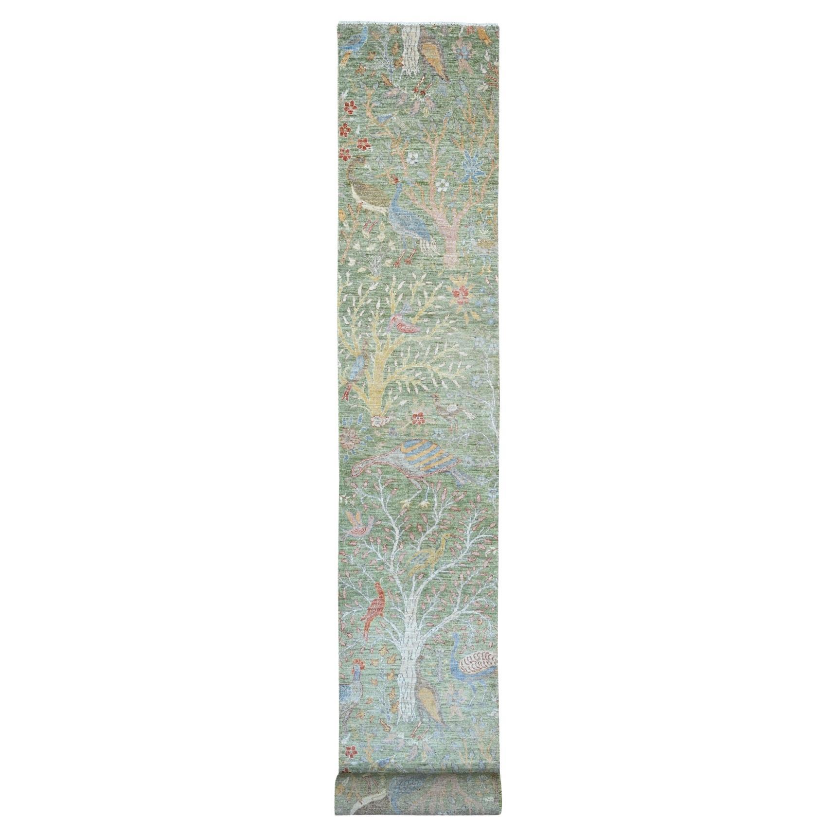 Tappeto Runner XL in lana annodata a mano verde Peshawar Birds of Paradise Design 2'6 "x24' in vendita