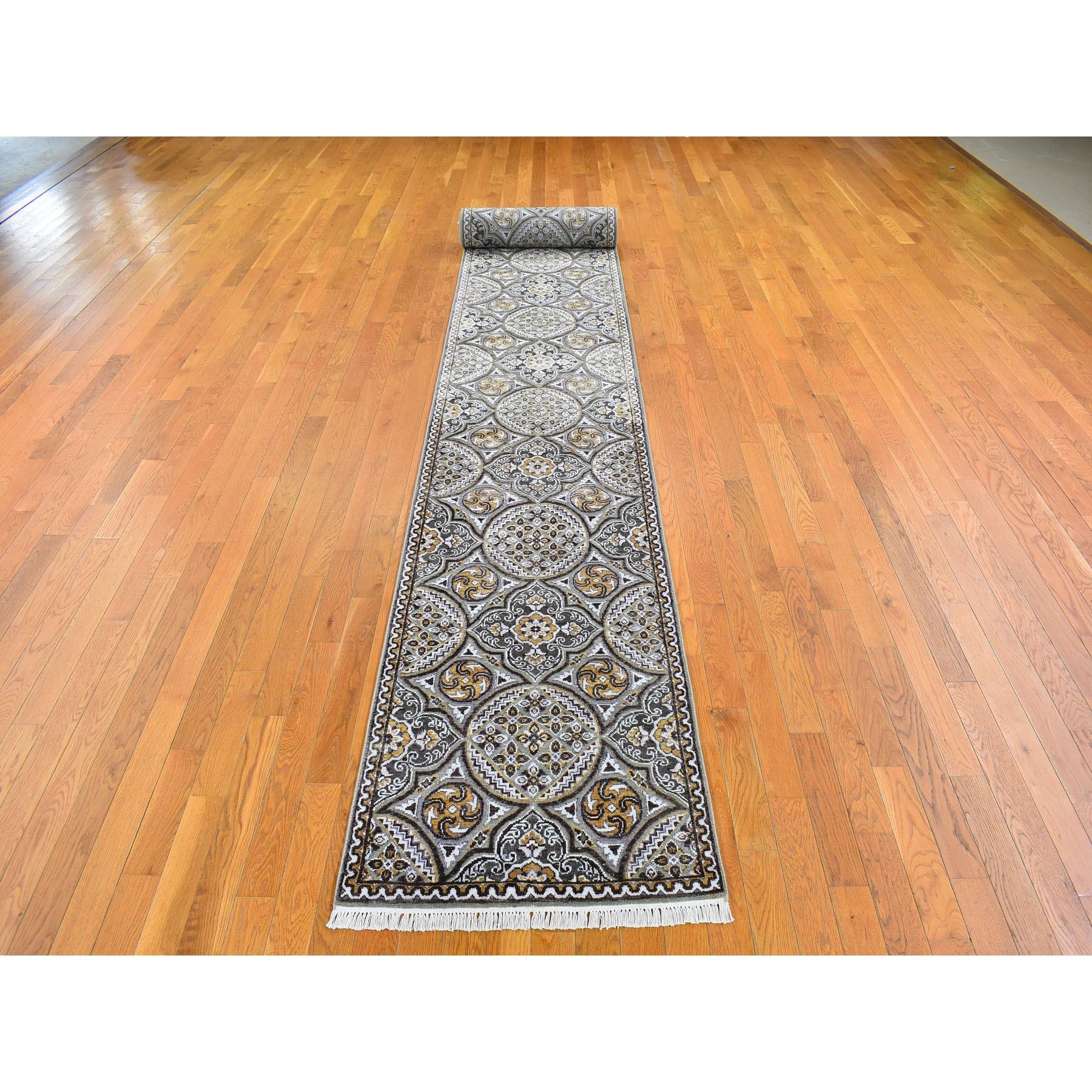 Il s'agit d'un véritable tapis d'Orient, unique en son genre, en laine et soie texturée marron et grise, à motifs de médaillons d'inspiration moghole. Il a été tissé pendant des mois et des mois selon les techniques séculaires de l'artisanat persan