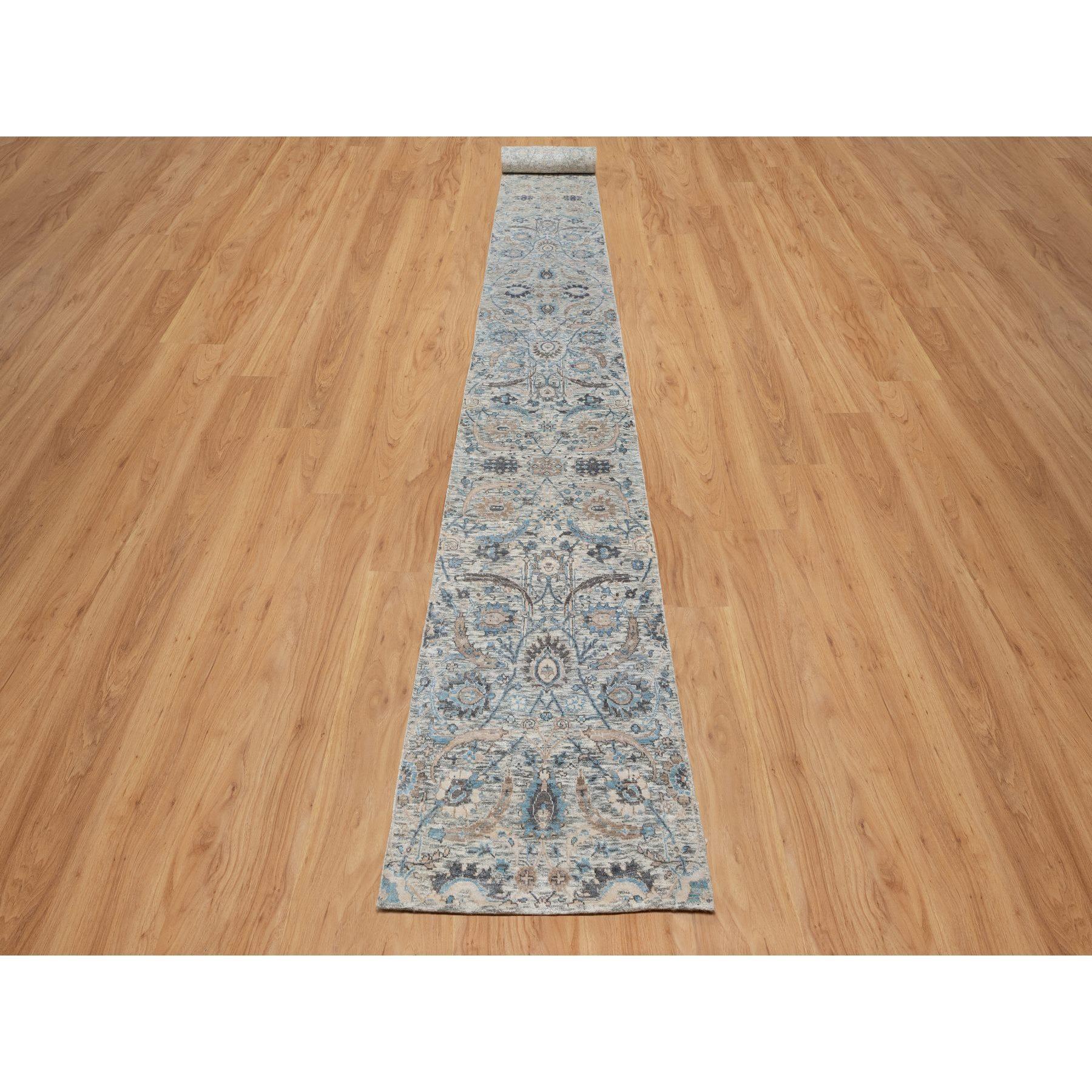 Bianco polvere, disegno di foglie di falce, vello morbido, seta con lana strutturata, annodato a mano, runner XL, tappeto orientale
Materiali primari: Lana e seta
Lattice: No Pile 
altezza: 0,25 pollici
Stile: Di transizione
Colore primario: