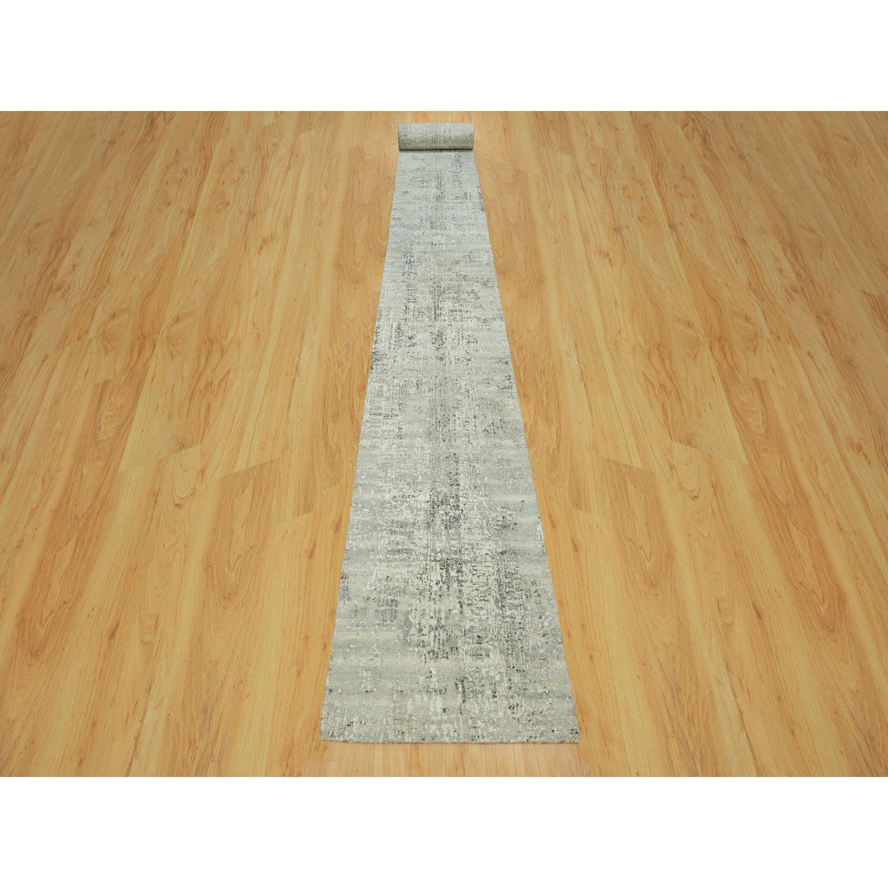 Se trata de una auténtica alfombra oriental de diseño moderno, anudada a mano, hilada a mano, de pura lana sin teñir. Ha sido anudada durante meses y meses con técnicas artesanales de tejido centenarias por expertos artesanos.
Materiales primarios: