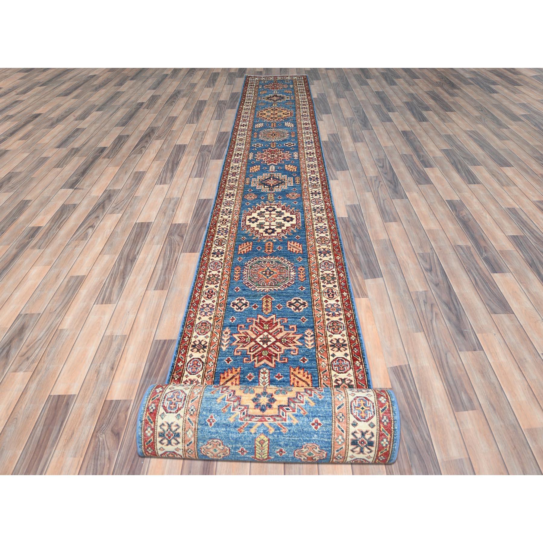 Si tratta di un autentico esemplare unico di tappeto orientale blu denim, afgano super kazako con grandi medaglioni, tinture naturali, tessuto densamente, annodato a mano in lana naturale, XL Runner. È stato annodato per mesi e mesi con una tecnica