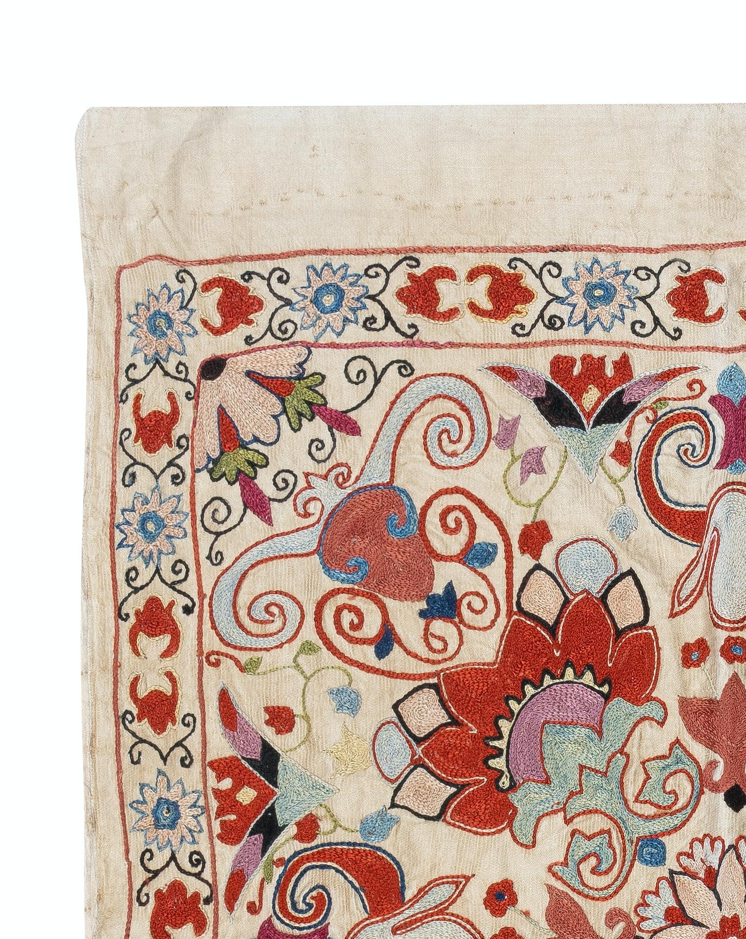 Celebra la rica herencia de la artesanía asiática con este exquisito tejido Suzani 100% seda, meticulosamente bordado a mano por hábiles artesanos. Una auténtica obra de arte, esta pieza encarna siglos de tradición, con intrincados motivos florales