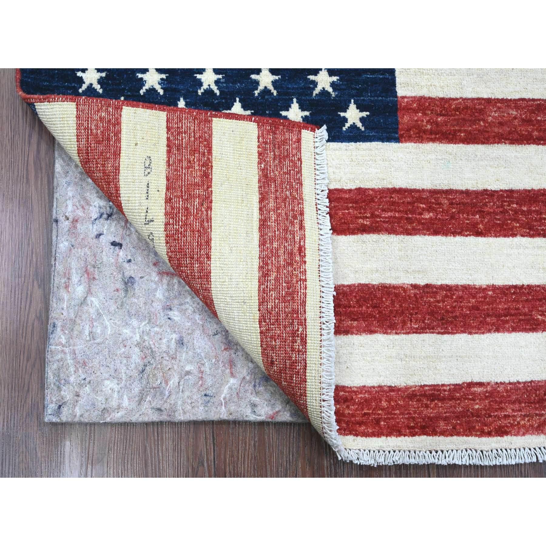 Old Glory Red, noué à la main, drapeau américain, laine douce, Peshawar, suspension murale, tapis oriental
Matières premières : Laine
Latex : Pas de poils 
hauteur : 0,25 pouces
Style : Transitionnel
Couleur primaire : rouge
Couleurs secondaires :