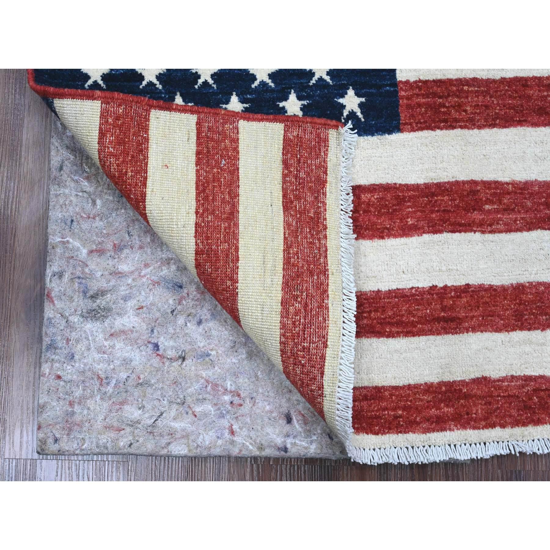 Old Glory Red, suspension murale, drapeau américain, noué à la main, laine douce, Peshawar, tapis oriental
Matières premières : Laine
Latex : Pas de poils 
hauteur : 0,25 pouces
Style : Transitionnel
Couleur primaire : rouge
Couleurs secondaires :