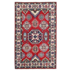 2
6 "x4
 Roter Kazak mit Stammesmotiven, handgeknüpft, weicher Wollteppich