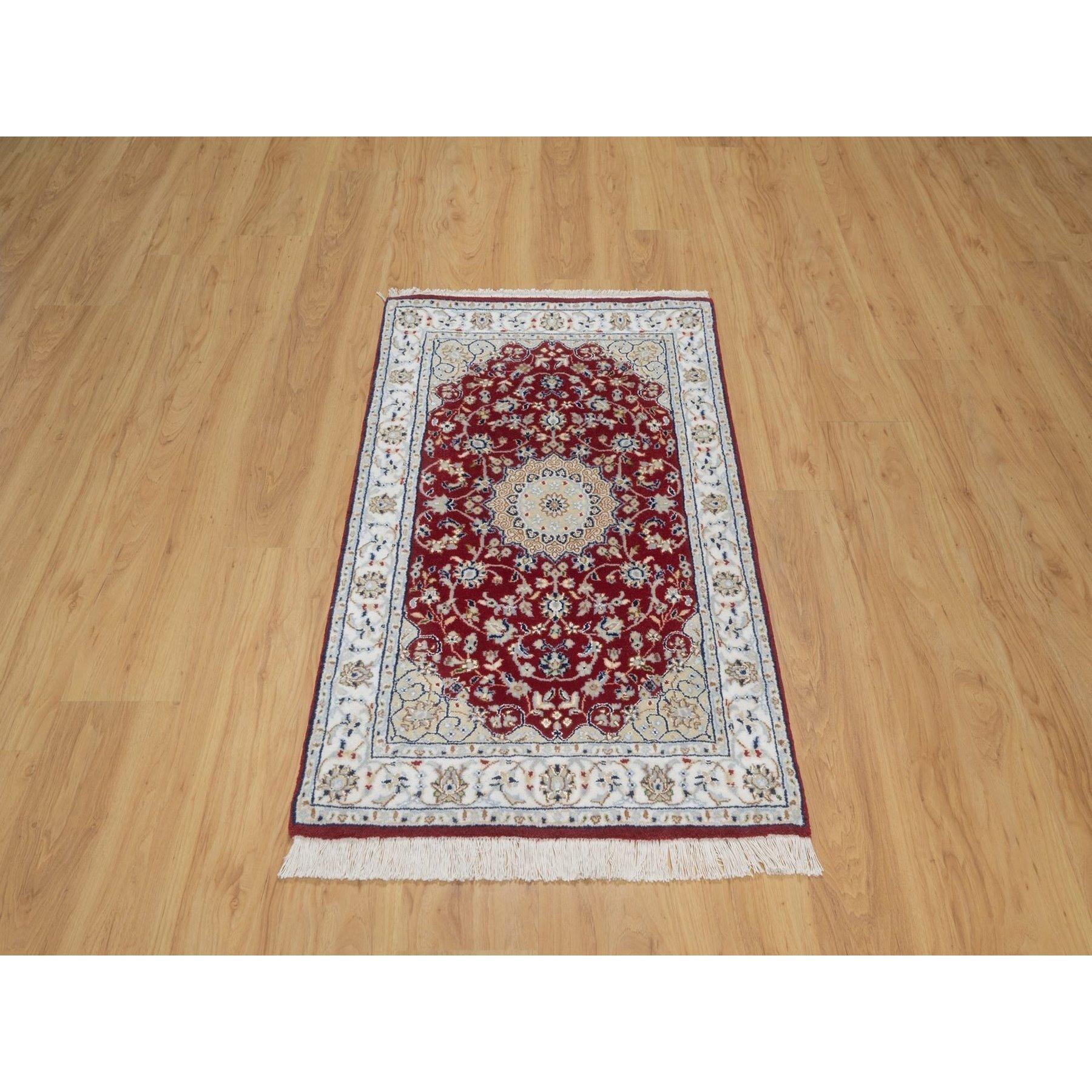 Rhabarberrot, Nain mit Blumenmedaillon Design, Handgeknüpft, Wolle und Seide, Weicher Flor, 250 KPSI, Matte, Muster, Orientteppich
Primäre MATERIALIEN: Wolle & Seide
Latex: Kein Flor 
Höhe: 0,25 Zoll
Stil: Traditionell
Grundfarbe:
