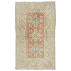 Tappeto d'accento vintage sbiadito fatto a mano turco Milas in rosso e beige morbido