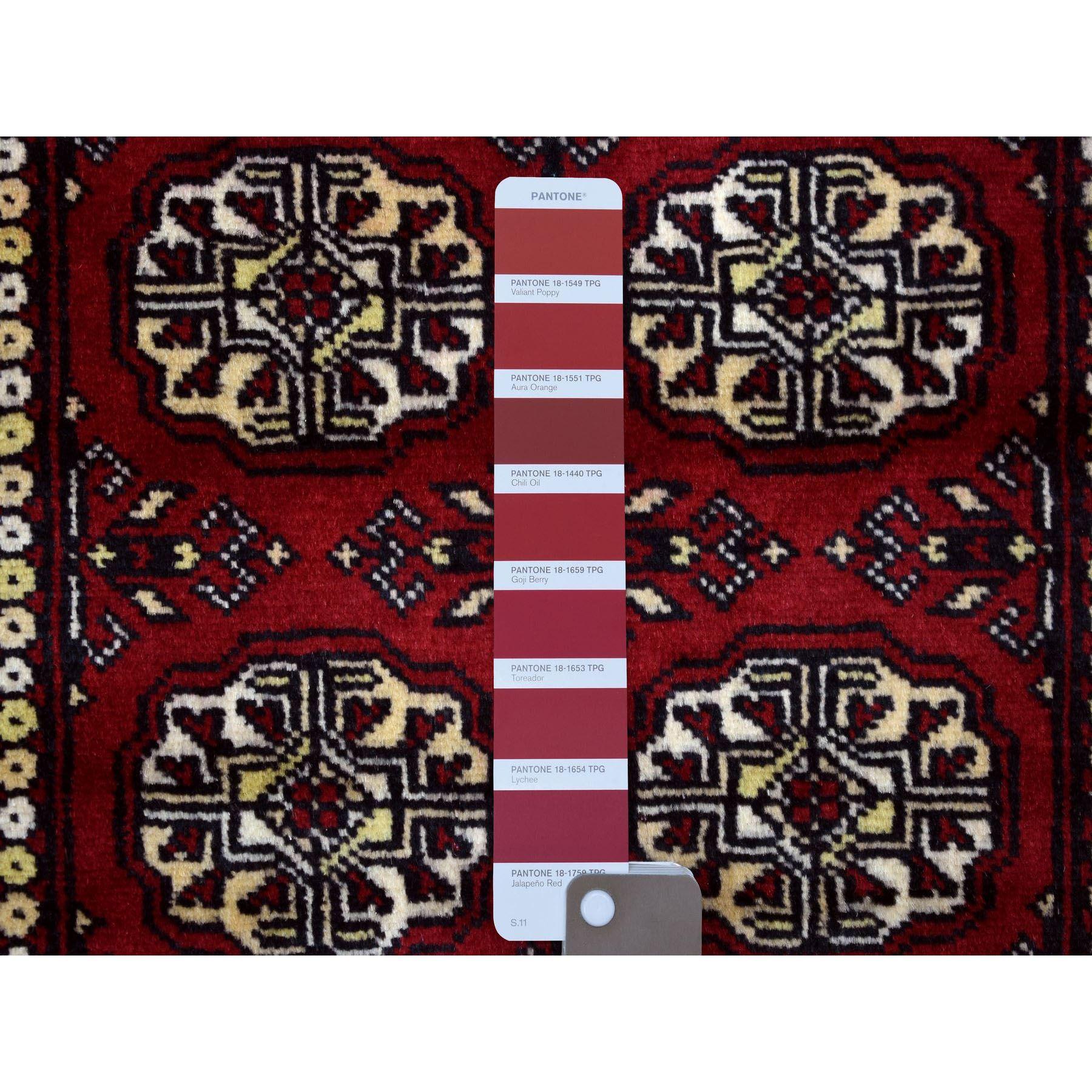 Tribale Mori Bokara Deep and Rich Red Organic Wool Hand Knotted Oriental Rugs (Tappeto orientale annodato a mano) in vendita