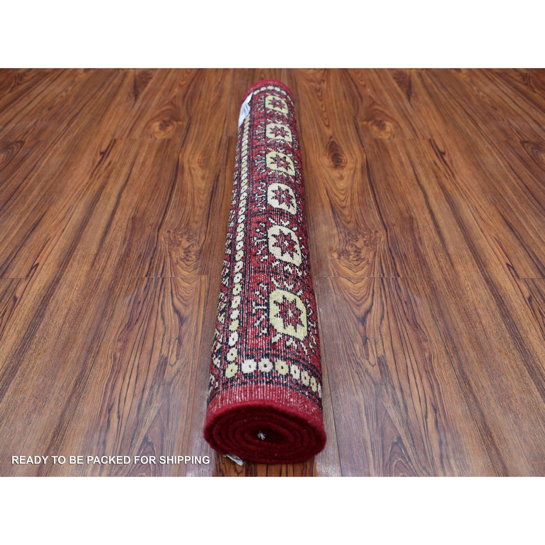 Afghano Mori Bokara Deep and Rich Red Organic Wool Hand Knotted Oriental Rugs (Tappeto orientale annodato a mano) in vendita