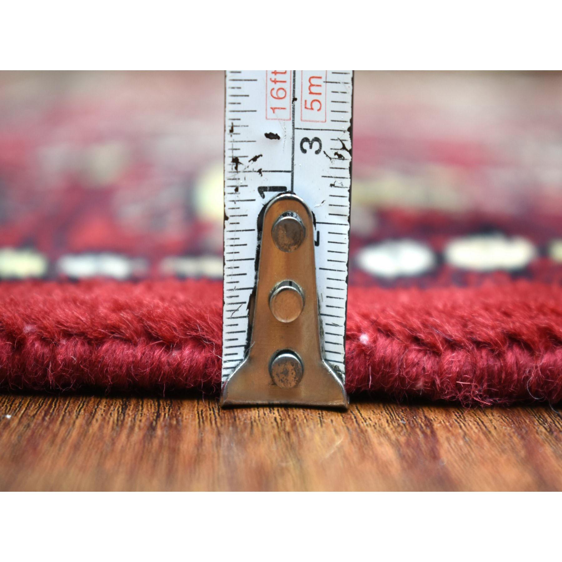 Annodato a mano Mori Bokara Deep and Rich Red Organic Wool Hand Knotted Oriental Rugs (Tappeto orientale annodato a mano) in vendita