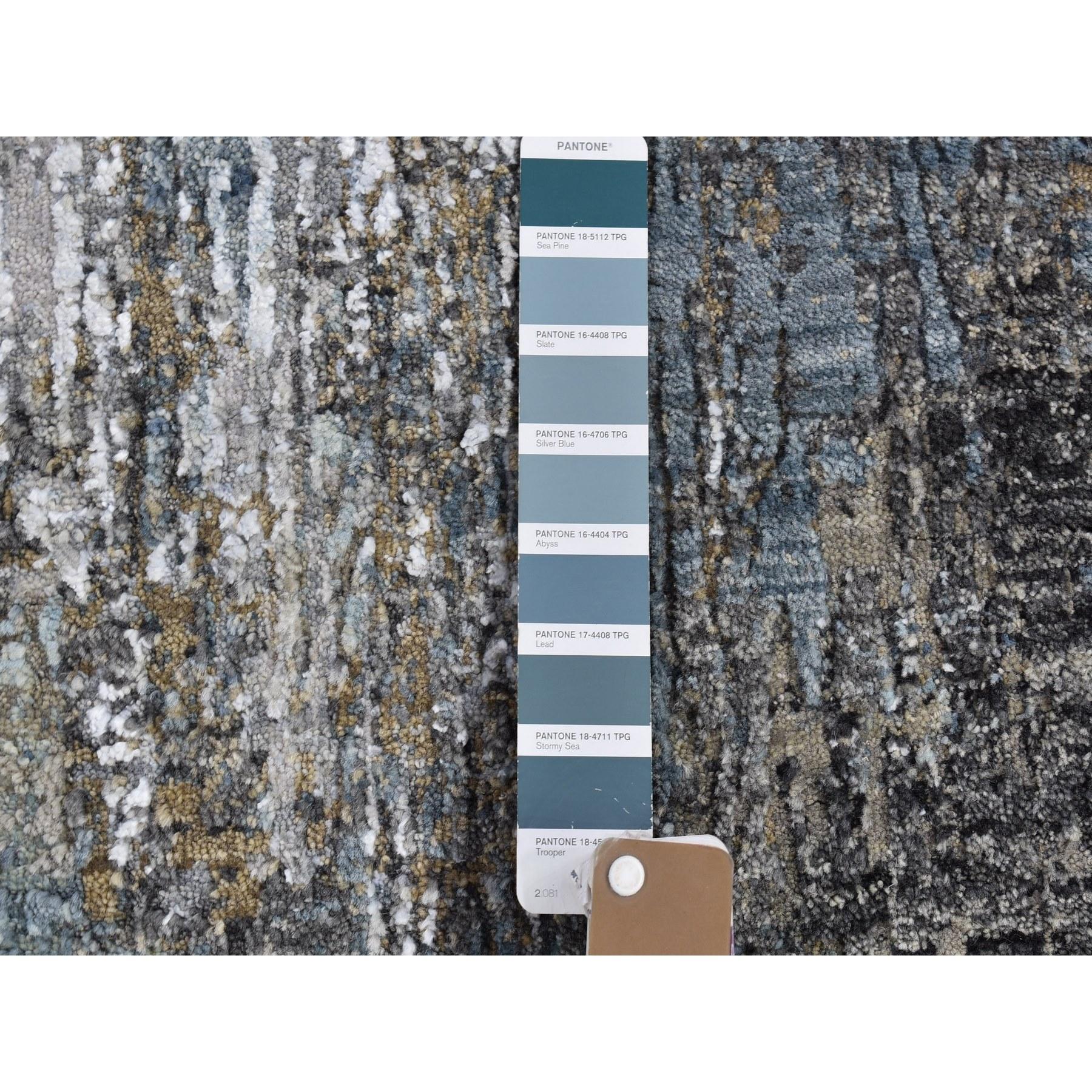 Il s'agit d'un véritable tapis d'Orient noué à la main, unique en son genre, en laine grise à motifs abstraits et au tissage plus dense. Il a été tissé pendant des mois et des mois selon les techniques séculaires de l'artisanat persan par des