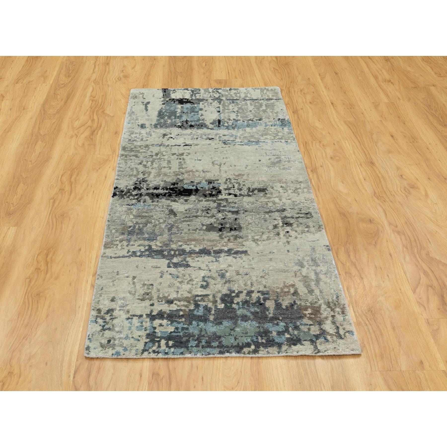 Il s'agit d'un véritable tapis de course oriental en laine et soie nouée à la main, au design abstrait bleu argenté. Il a été noué pendant des mois et des mois selon des techniques de tissage séculaires par des artisans experts.
Matériaux primaires