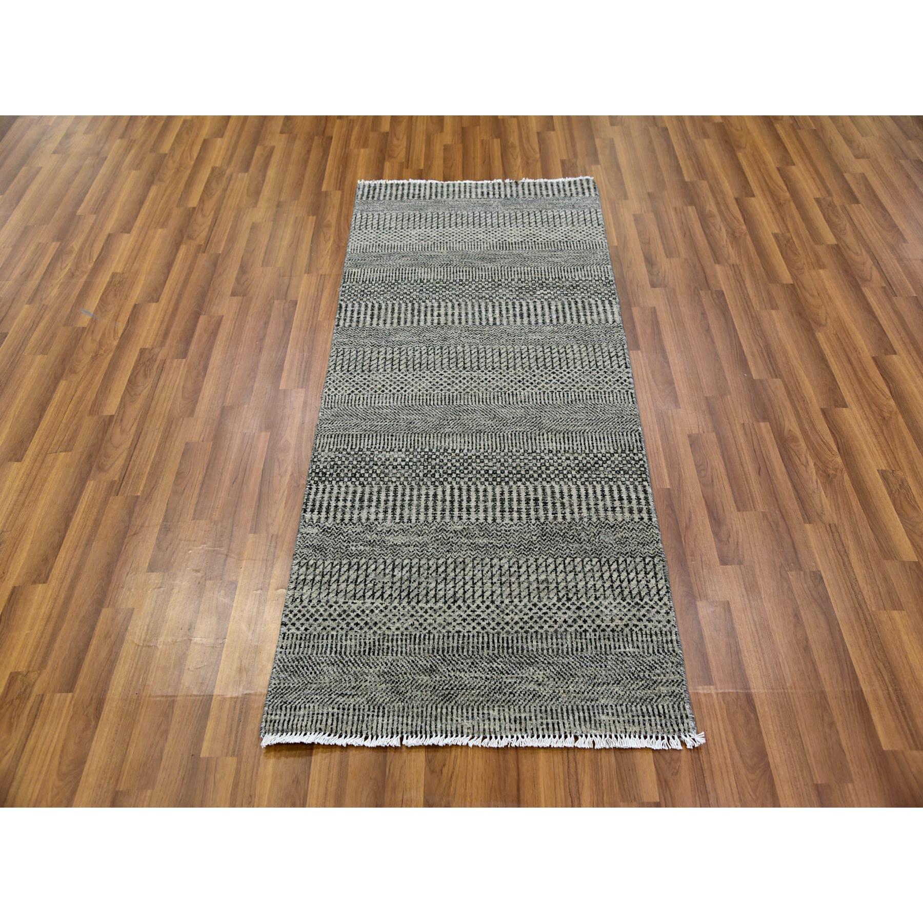Il s'agit d'un véritable tapis d'Orient en laine organique non teintée, ton sur ton, au design moderne de graminées, noué à la main. Il a été noué pendant des mois et des mois par des artisans selon des techniques de tissage séculaires.
Matières