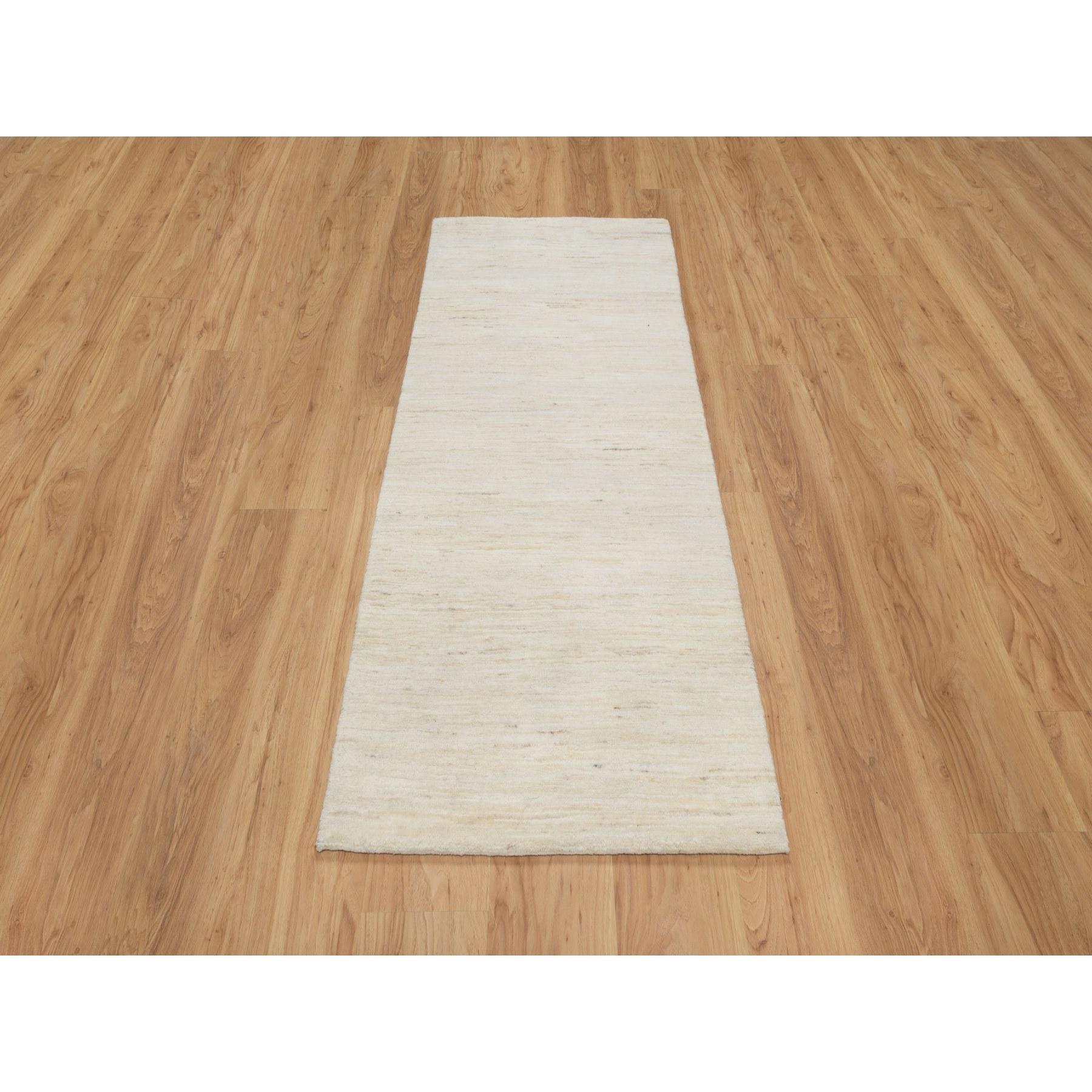 Pergamentweiß, Dick und Plüsch, Lori Buft Gabbeh, Modern, Schlichtes Design, Reine Wolle, Handgeknüpft, Läufer, Orientteppich
Primäre MATERIALIEN: Wolle
Latex: Kein Flor 
Höhe: 0,25 Zoll
Stil: Transitional
Grundfarbe: Elfenbein
Sekundäre Farben: