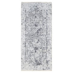 Tappeto Runner 2'6 "x5'10" in lana e pura seta annodato a mano con disegno persiano cancellato grigio