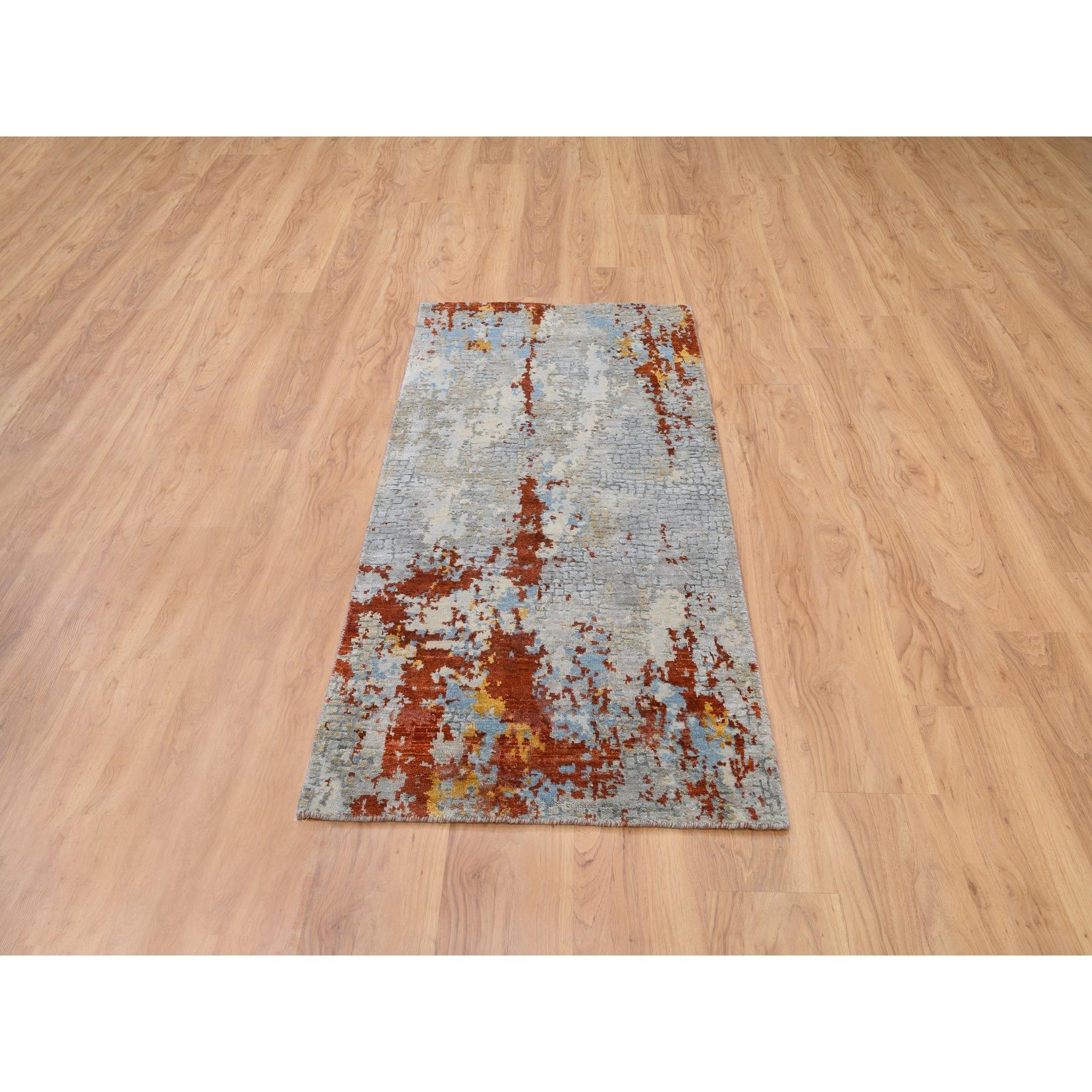 Il s'agit d'un véritable tapis de course oriental noué à la main, en laine et soie, à motif abstrait de mosaïque de feu. Il a été noué pendant des mois et des mois selon des techniques de tissage séculaires par des artisans experts.
Matériaux